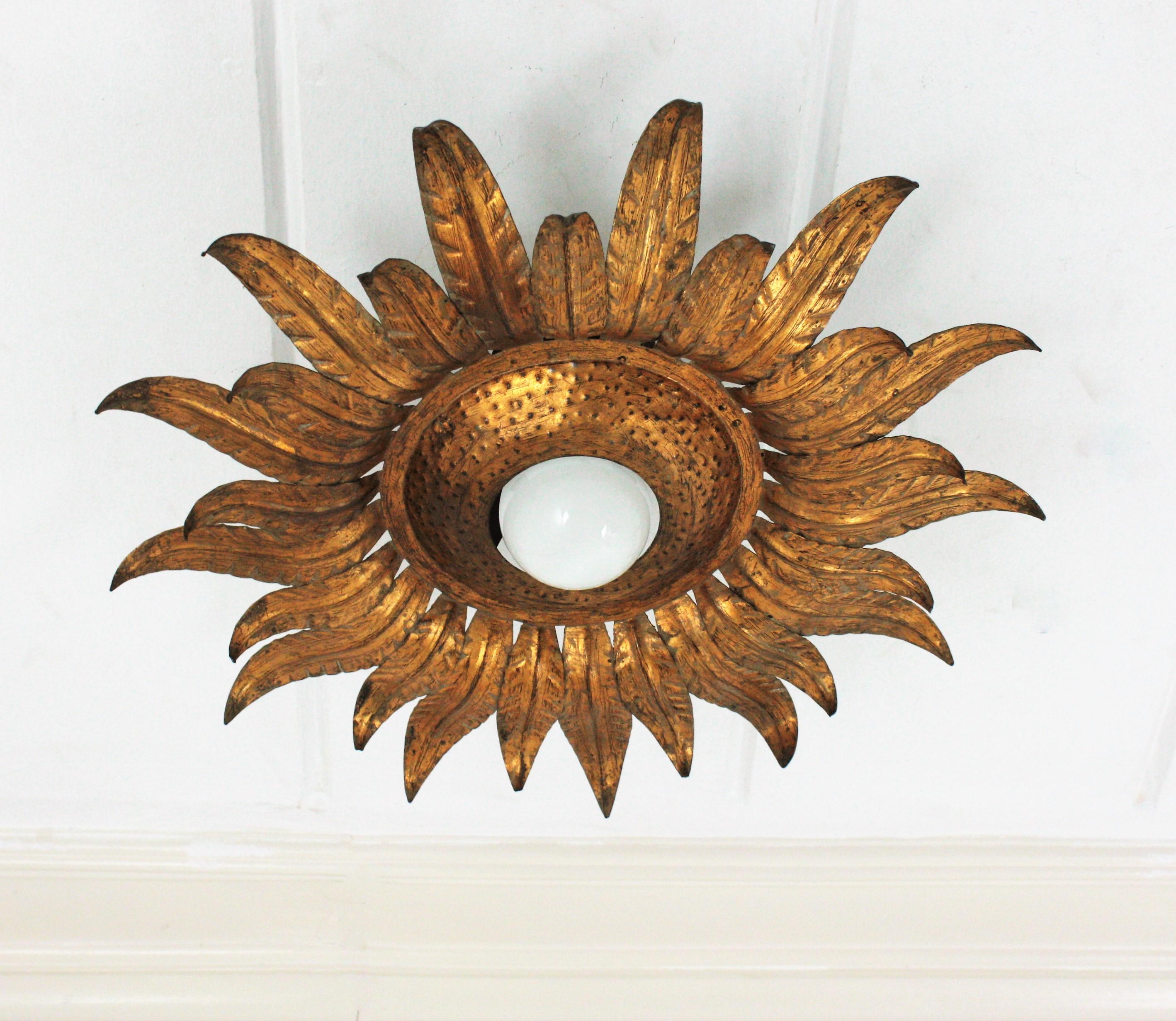 Sunburst-Blumenleuchte, Einbaubeleuchtung aus vergoldetem Eisen (Vergoldet) im Angebot