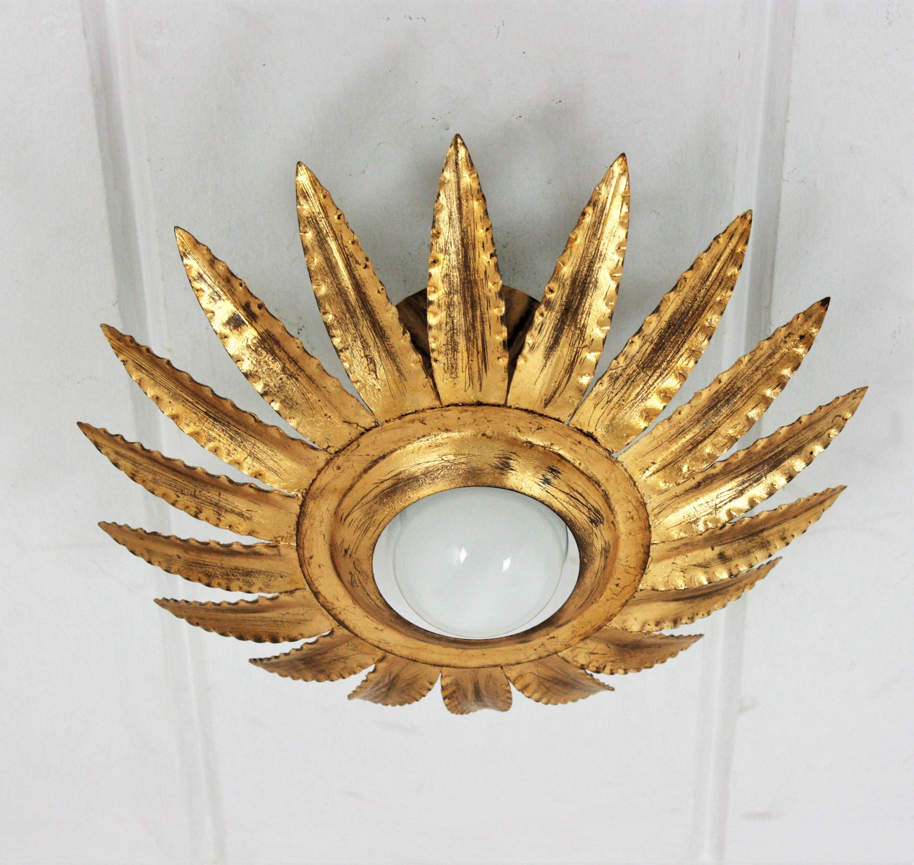 Sonnenschliff-Blumenleuchte oder Hngeleuchte aus vergoldetem Metall (Moderne der Mitte des Jahrhunderts) im Angebot