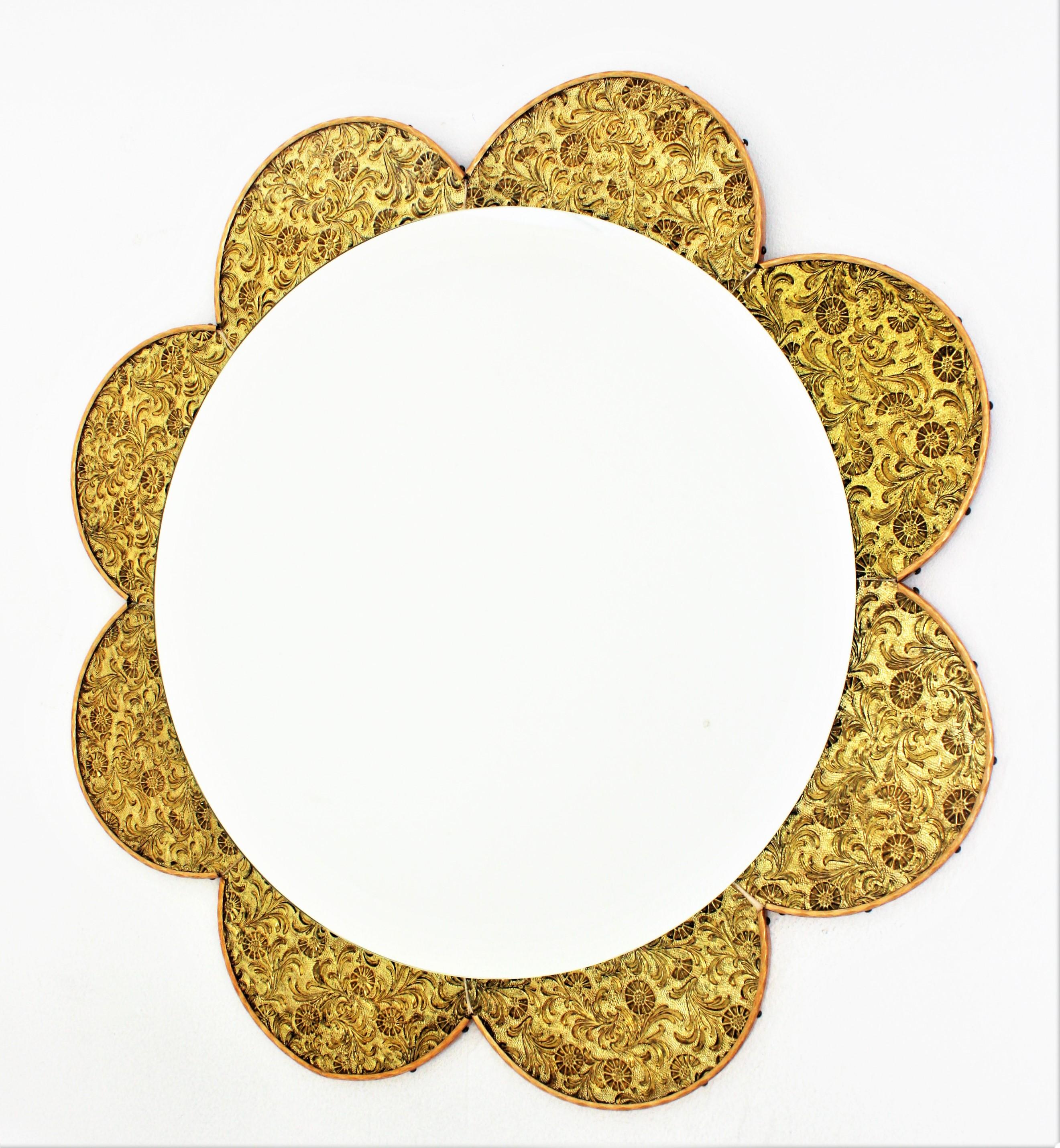 Miroir en forme de fleur avec pétales de verre doré en vente 2