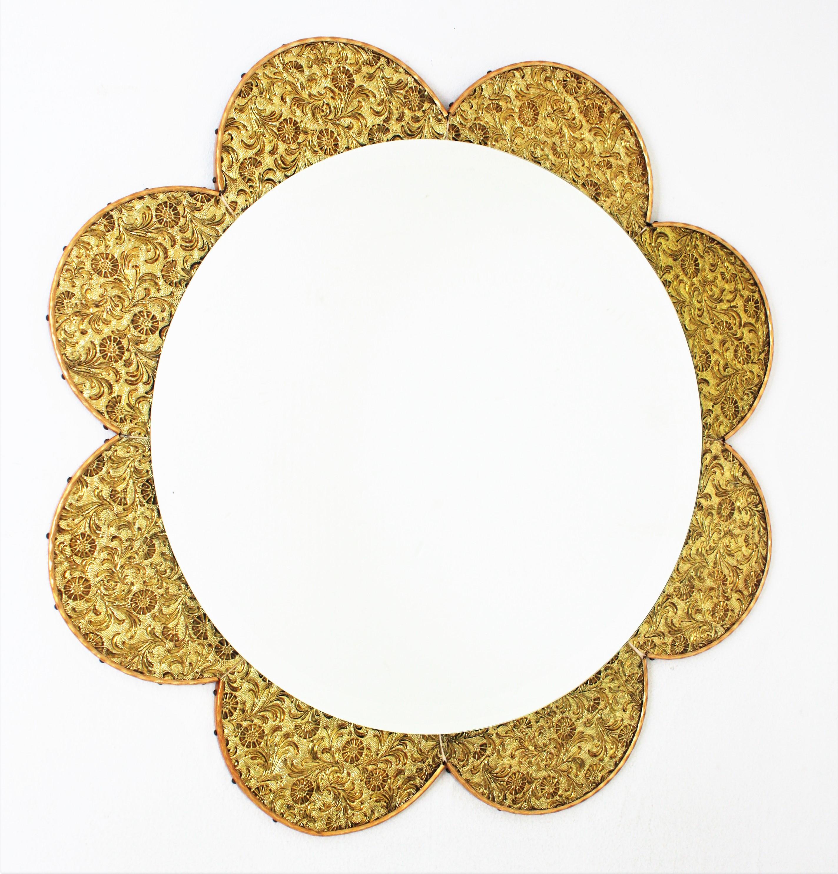 Miroir en forme de fleur avec pétales de verre doré en vente 5