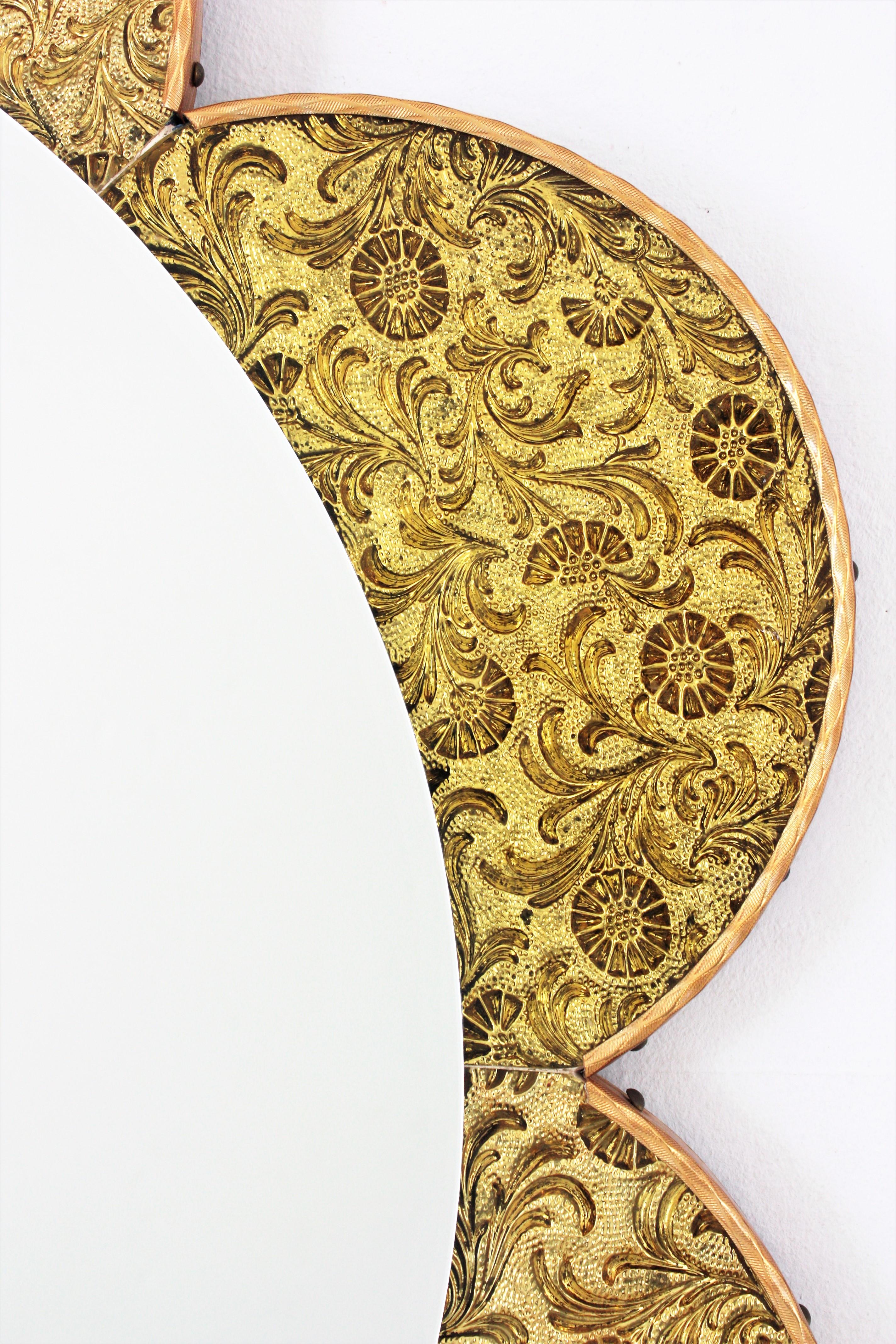 Espagnol Miroir en forme de fleur avec pétales de verre doré en vente