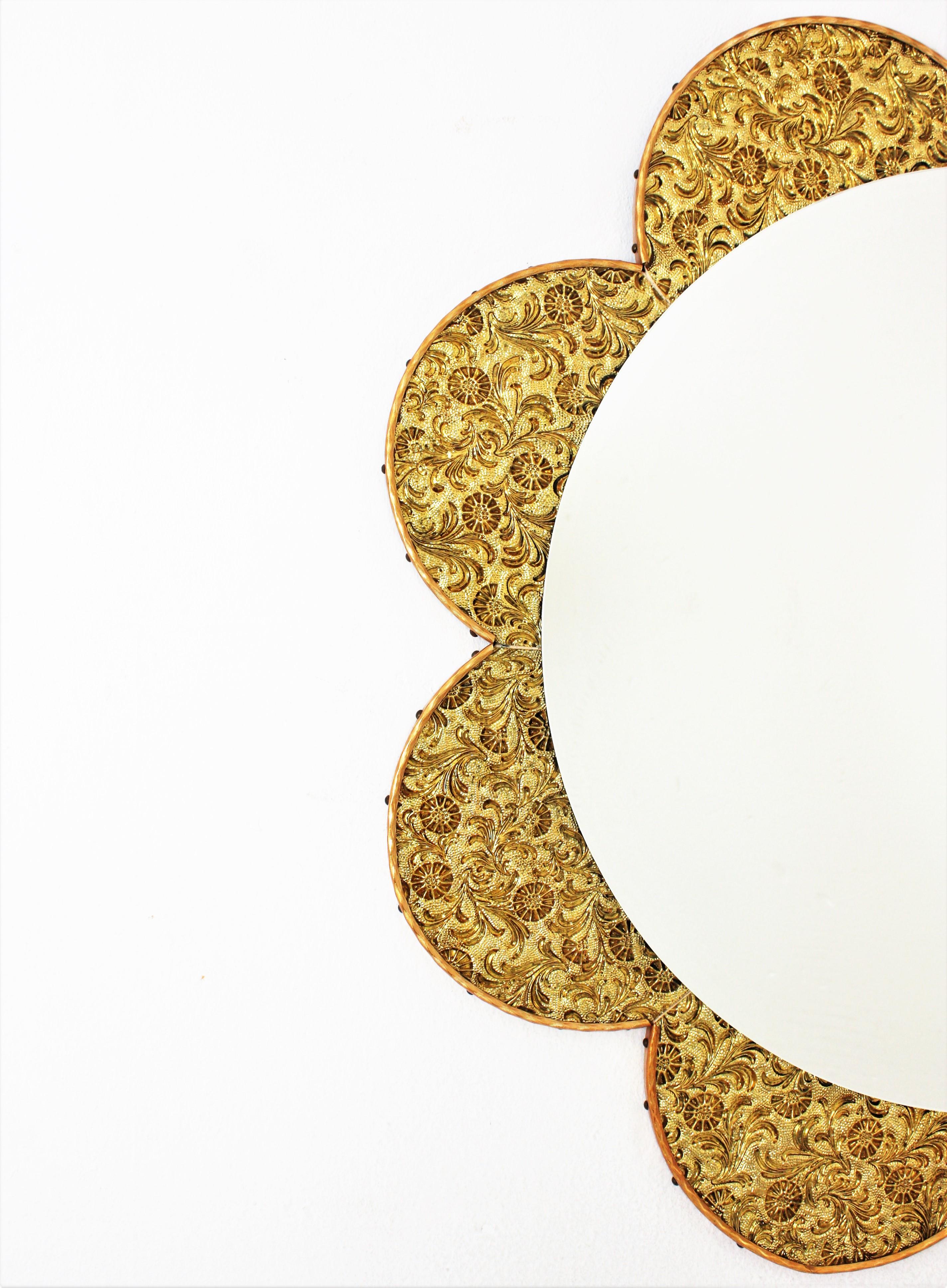 Miroir en forme de fleur avec pétales de verre doré Bon état - En vente à Barcelona, ES