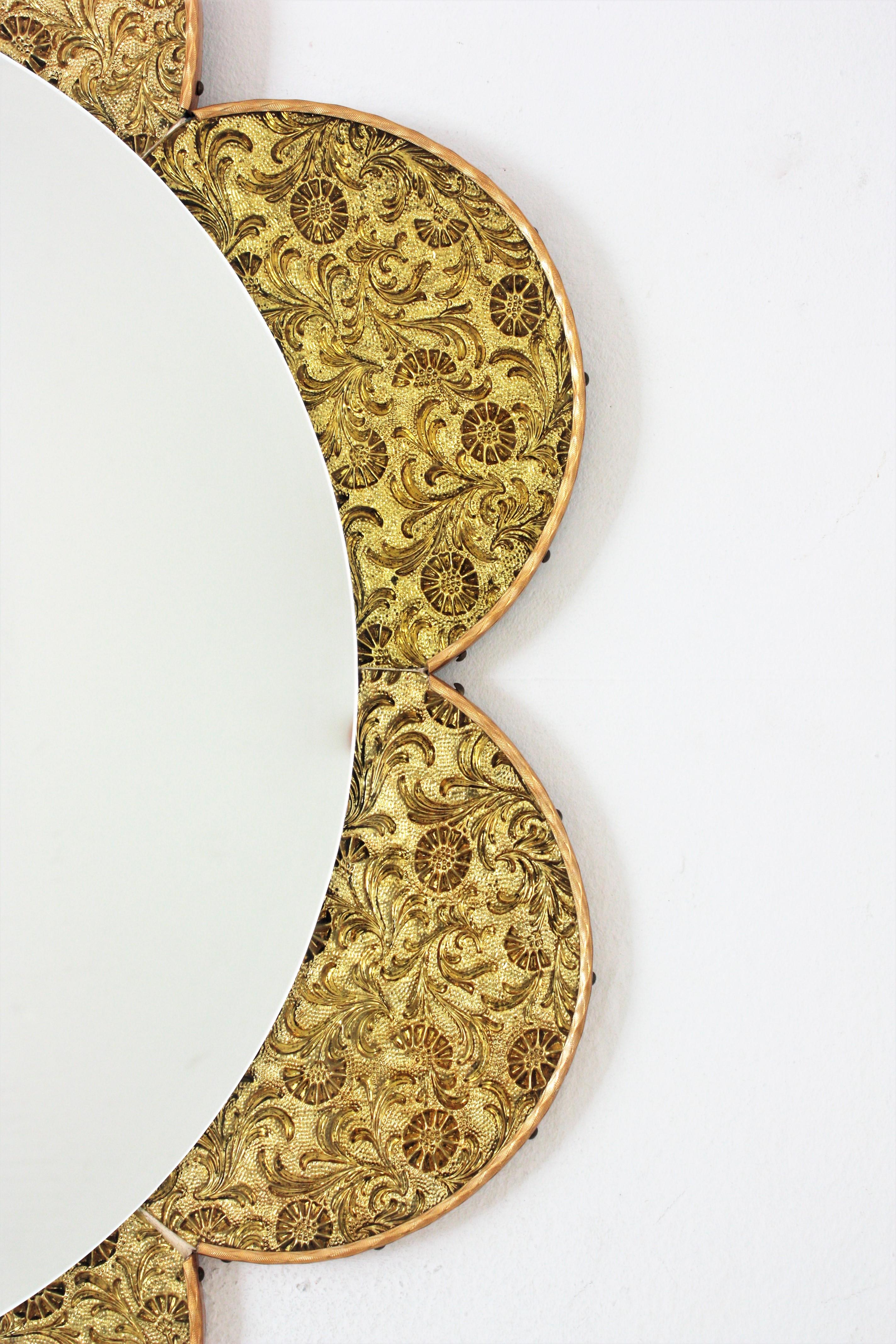 Laiton Miroir en forme de fleur avec pétales de verre doré en vente