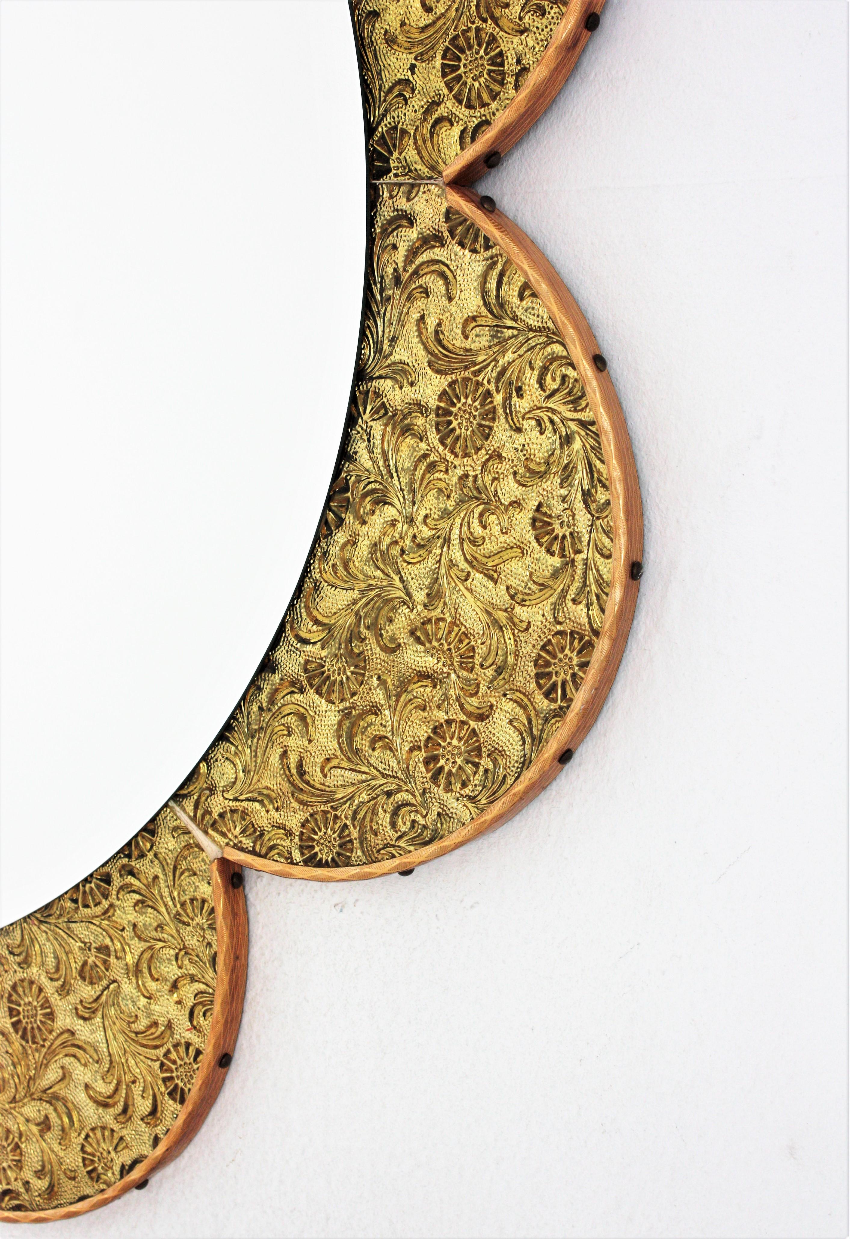 Miroir en forme de fleur avec pétales de verre doré en vente 1
