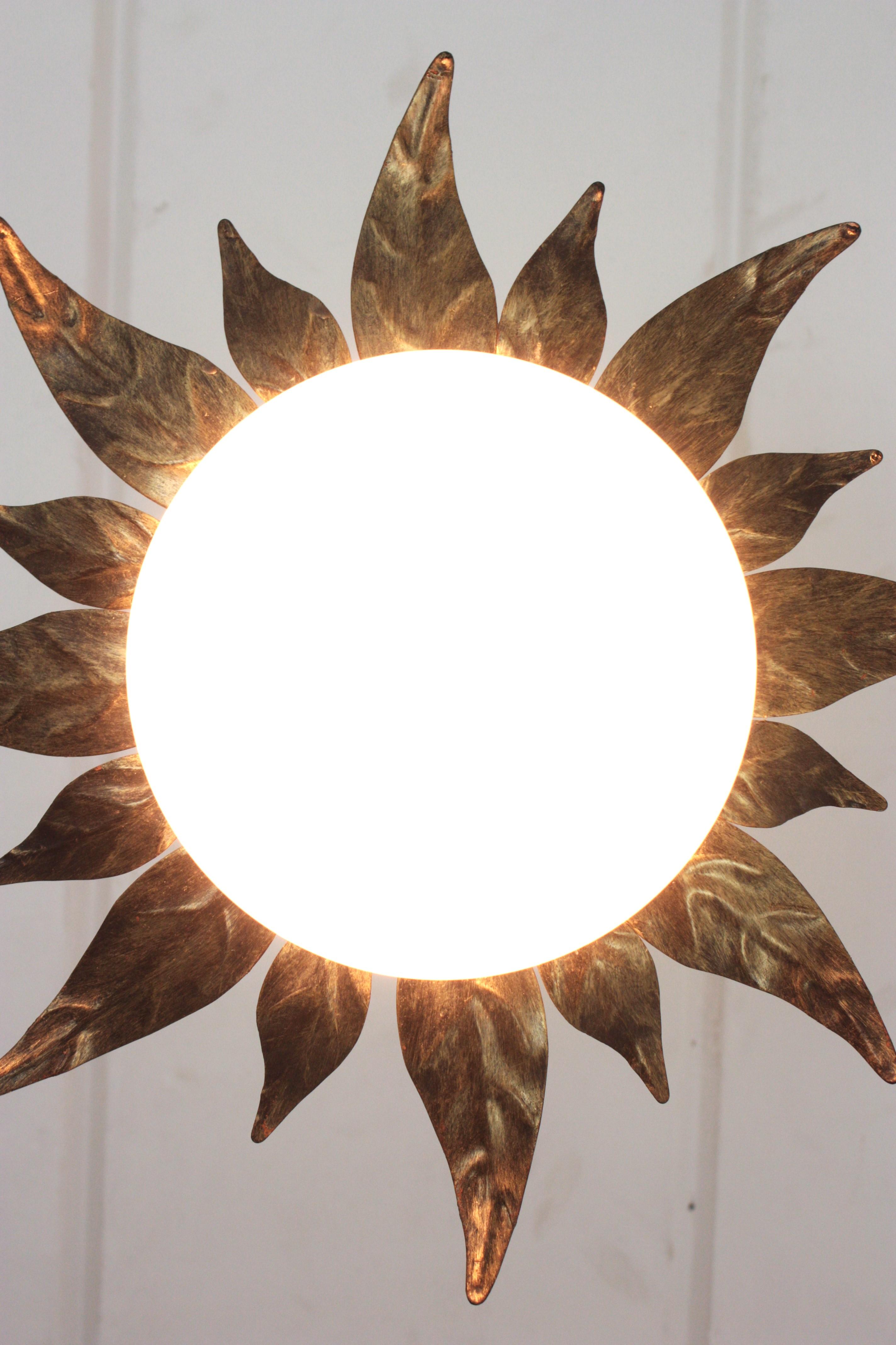 Lights Lighting en métal doré avec globe en verre au lait, 1950 en vente 2