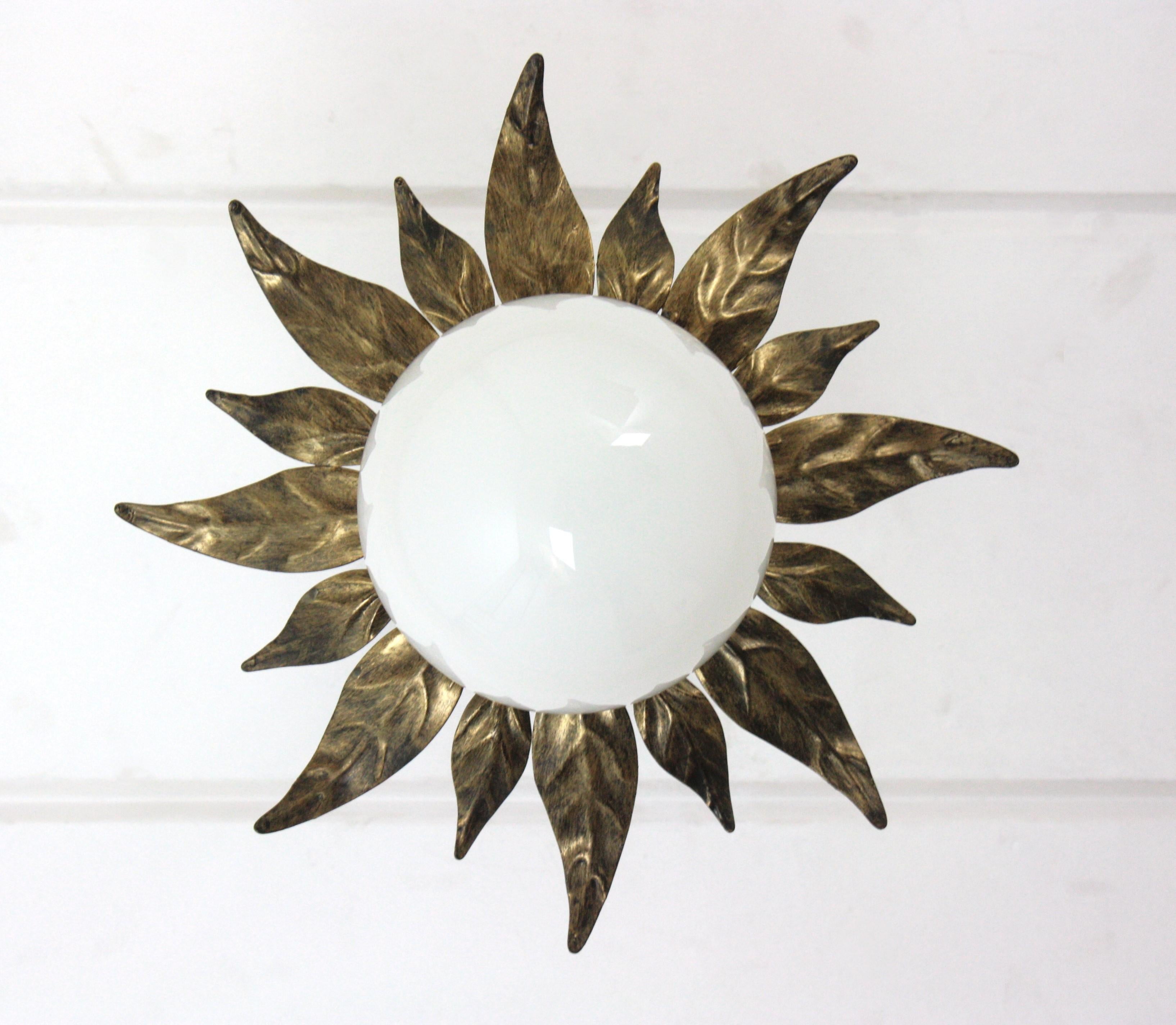 Espagnol Lights Lighting en métal doré avec globe en verre au lait, 1950 en vente