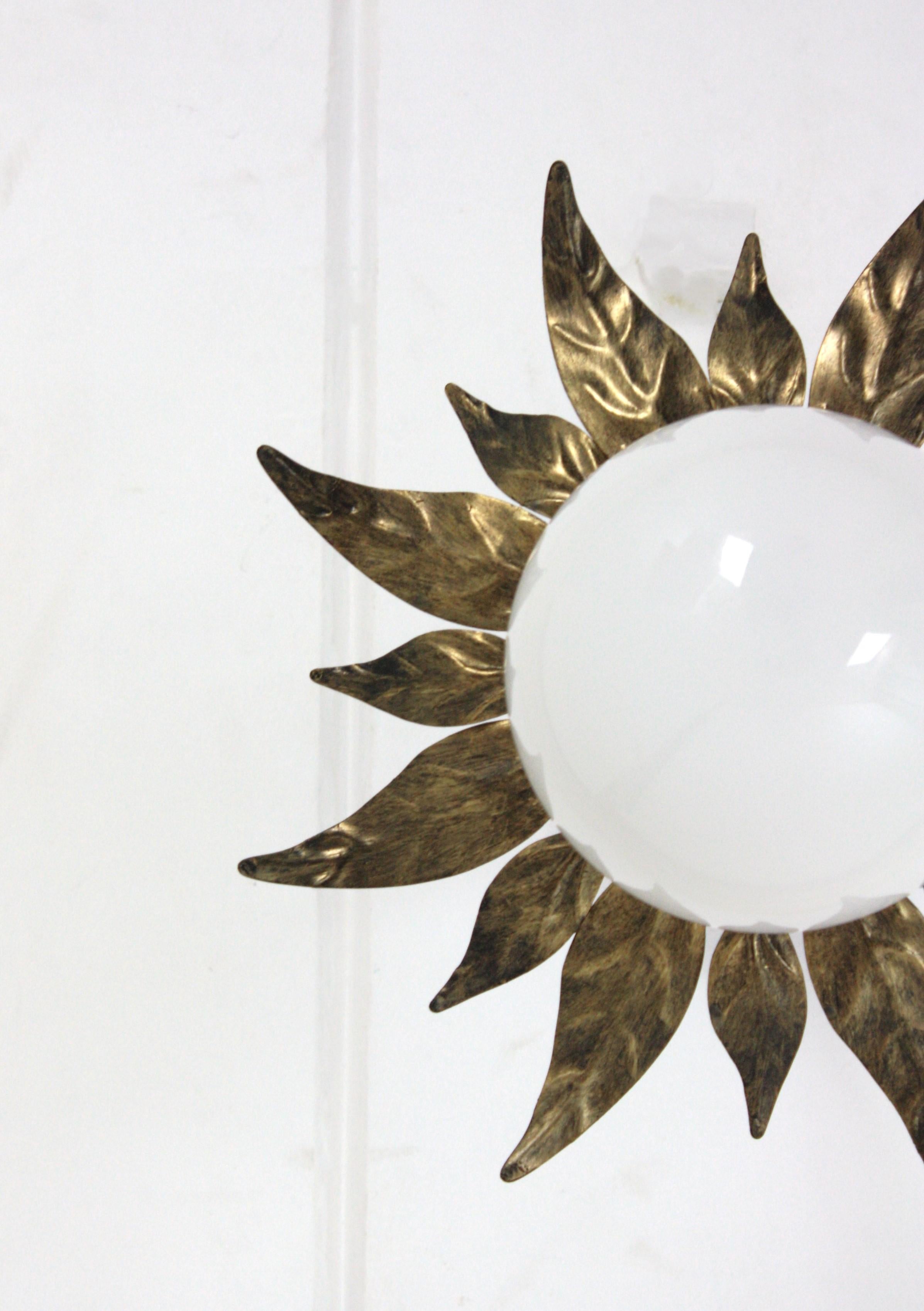 Doré Lights Lighting en métal doré avec globe en verre au lait, 1950 en vente