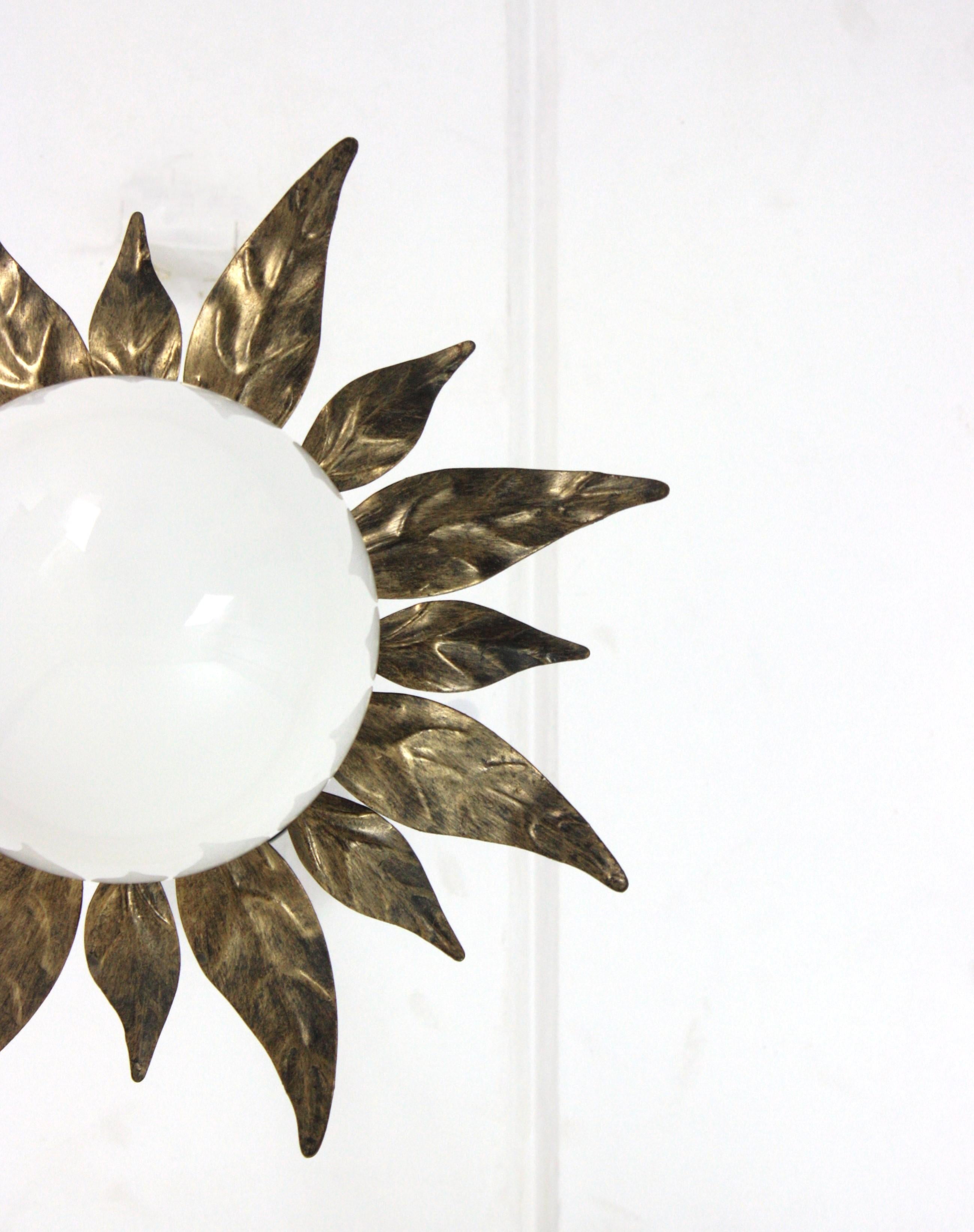 Lights Lighting en métal doré avec globe en verre au lait, 1950 Bon état - En vente à Barcelona, ES