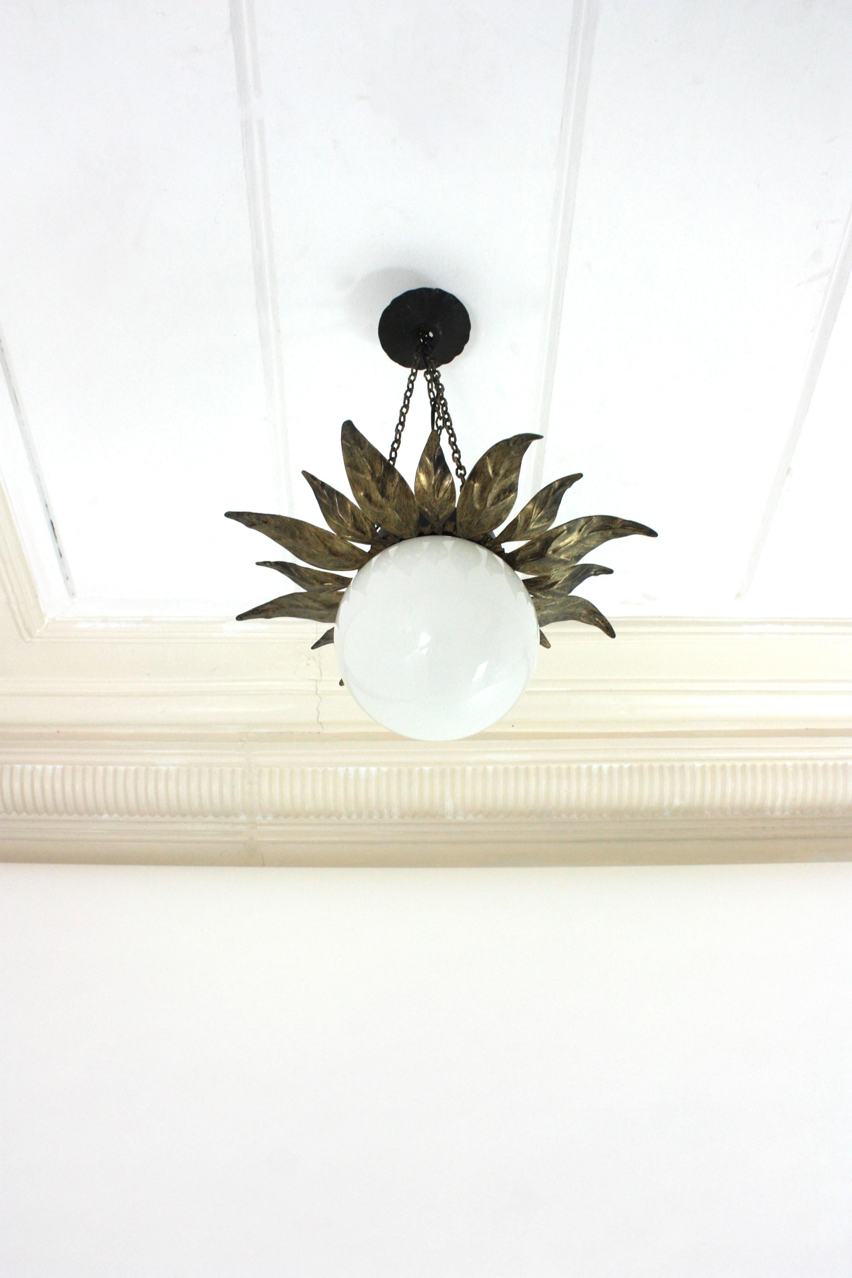 Métal Lights Lighting en métal doré avec globe en verre au lait, 1950 en vente