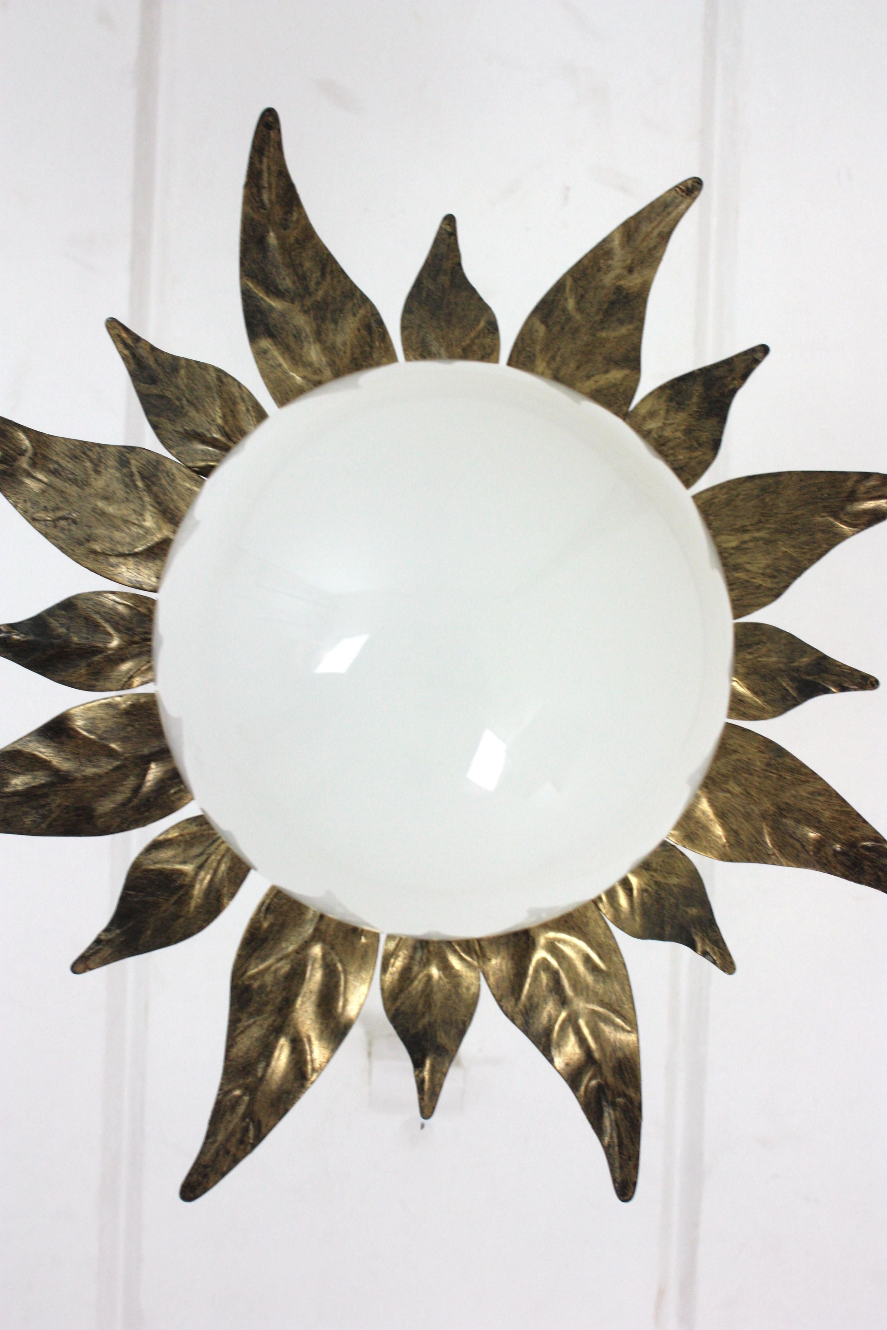 Lights Lighting en métal doré avec globe en verre au lait, 1950 en vente 1