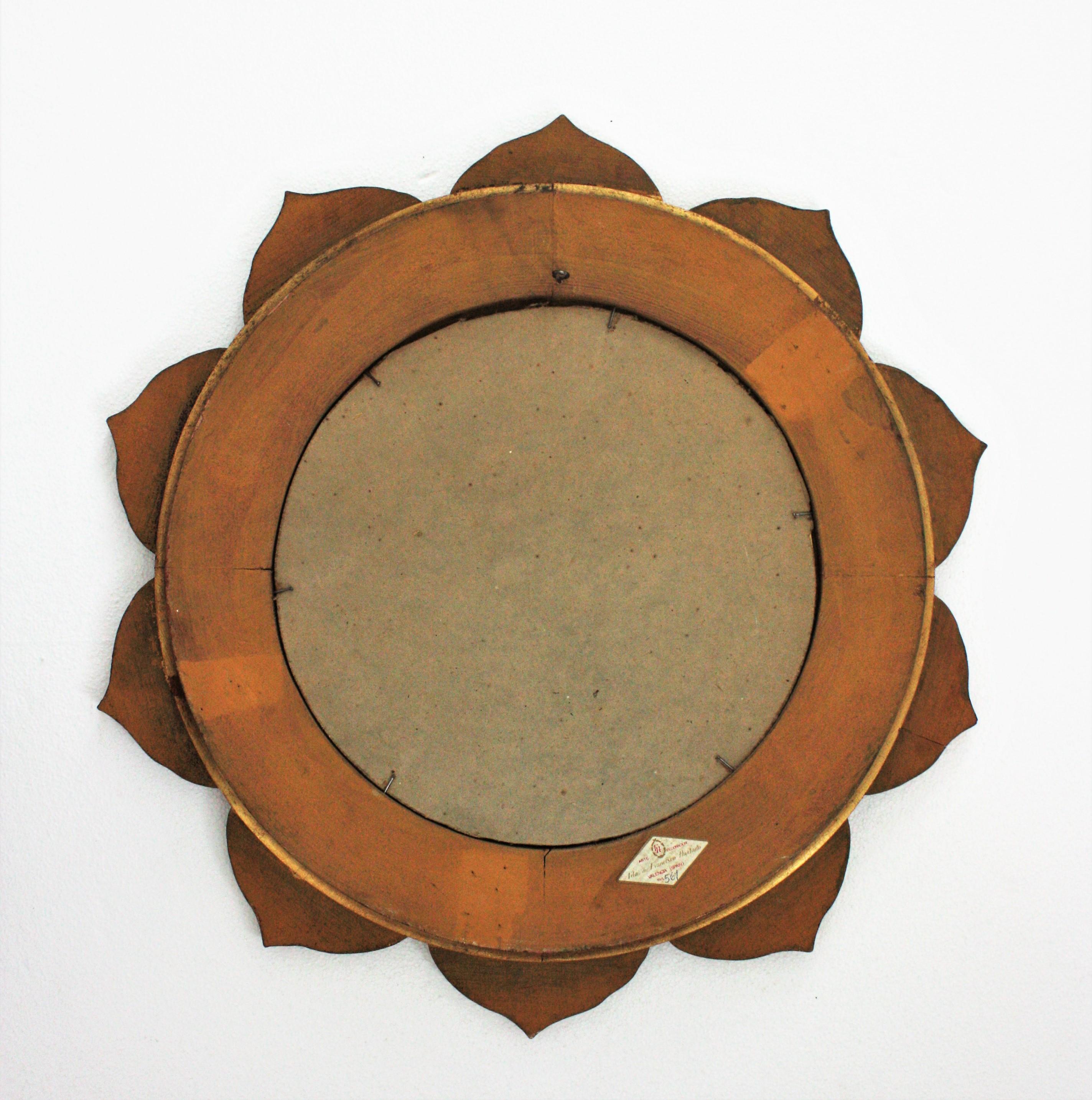 Spanish Hollywood Regency Sunburst Flower Mirror in Carved Giltwood  For Sale 7