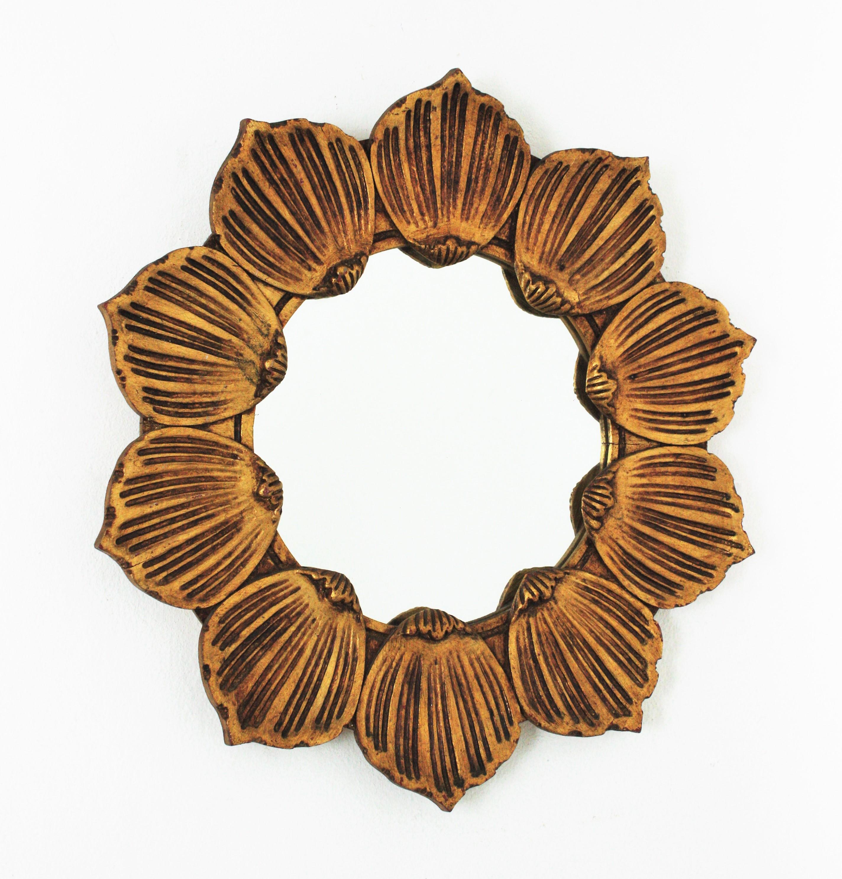 Spanish Hollywood Regency Sunburst Flower Mirror in Carved Giltwood In Good Condition For Sale In Barcelona, ES
