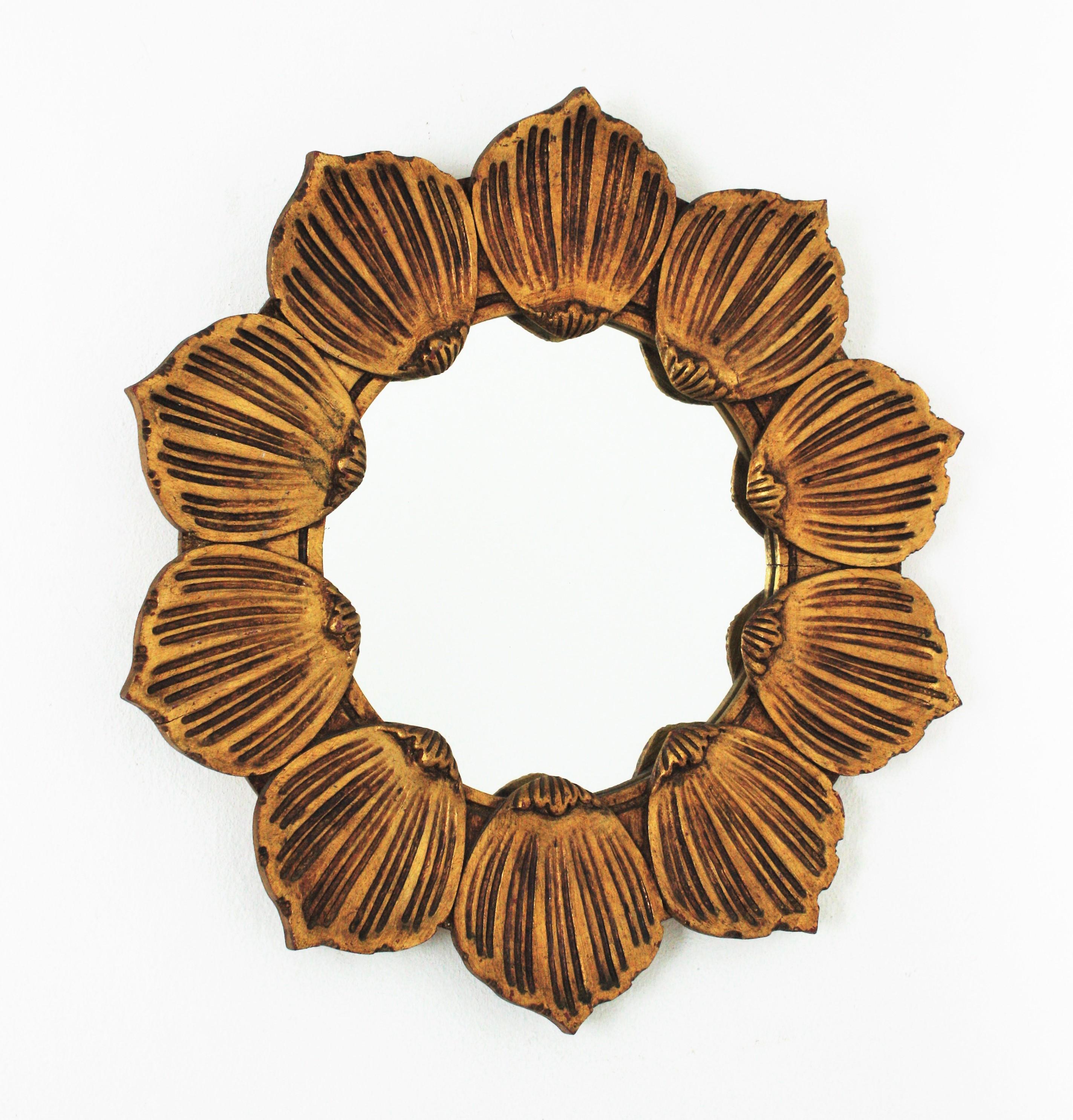 Spanish Hollywood Regency Sunburst Flower Mirror in Carved Giltwood  In Good Condition For Sale In Barcelona, ES