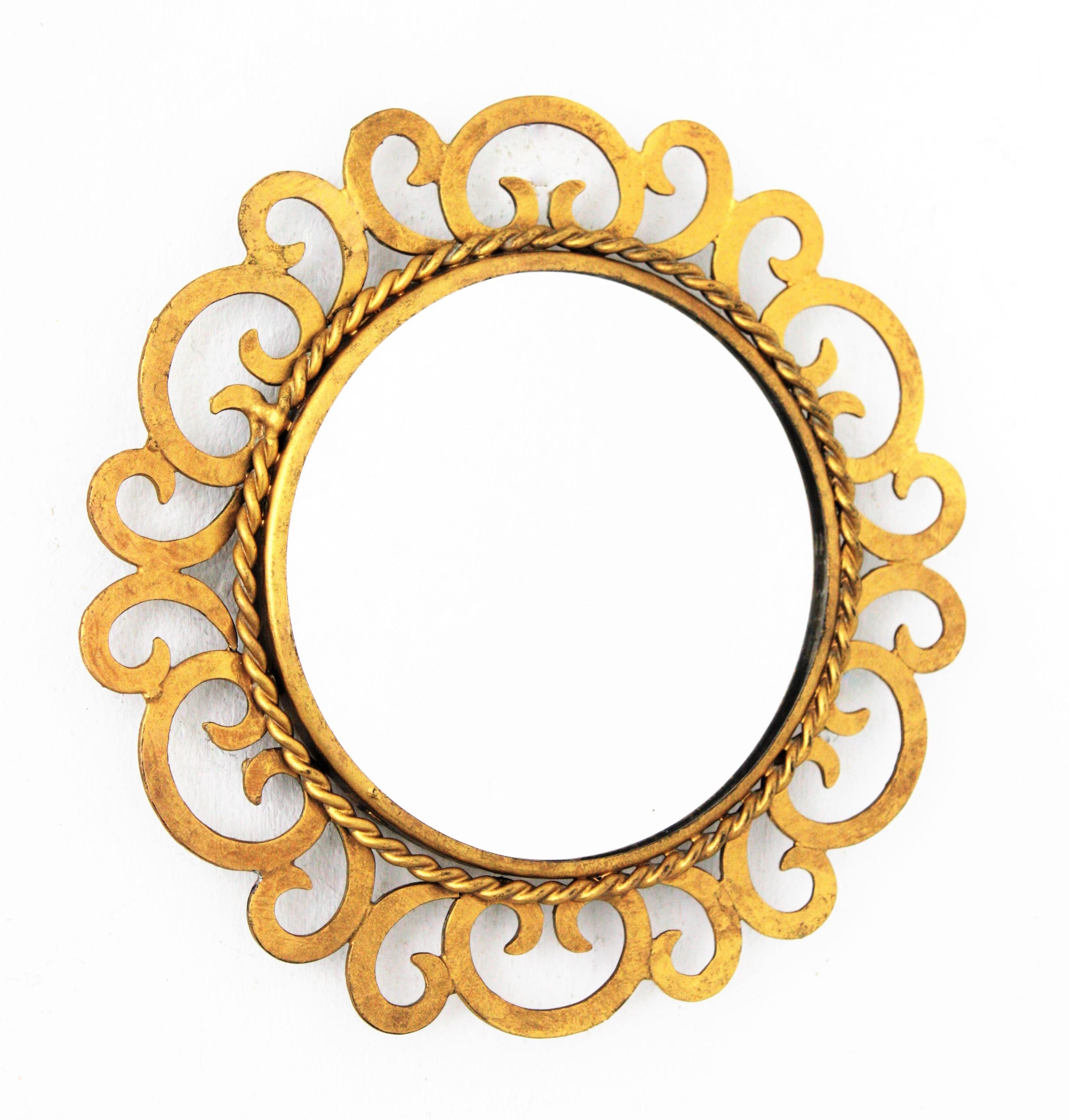 Espagnol Mini miroir Sunburst avec volutes, fer doré en vente