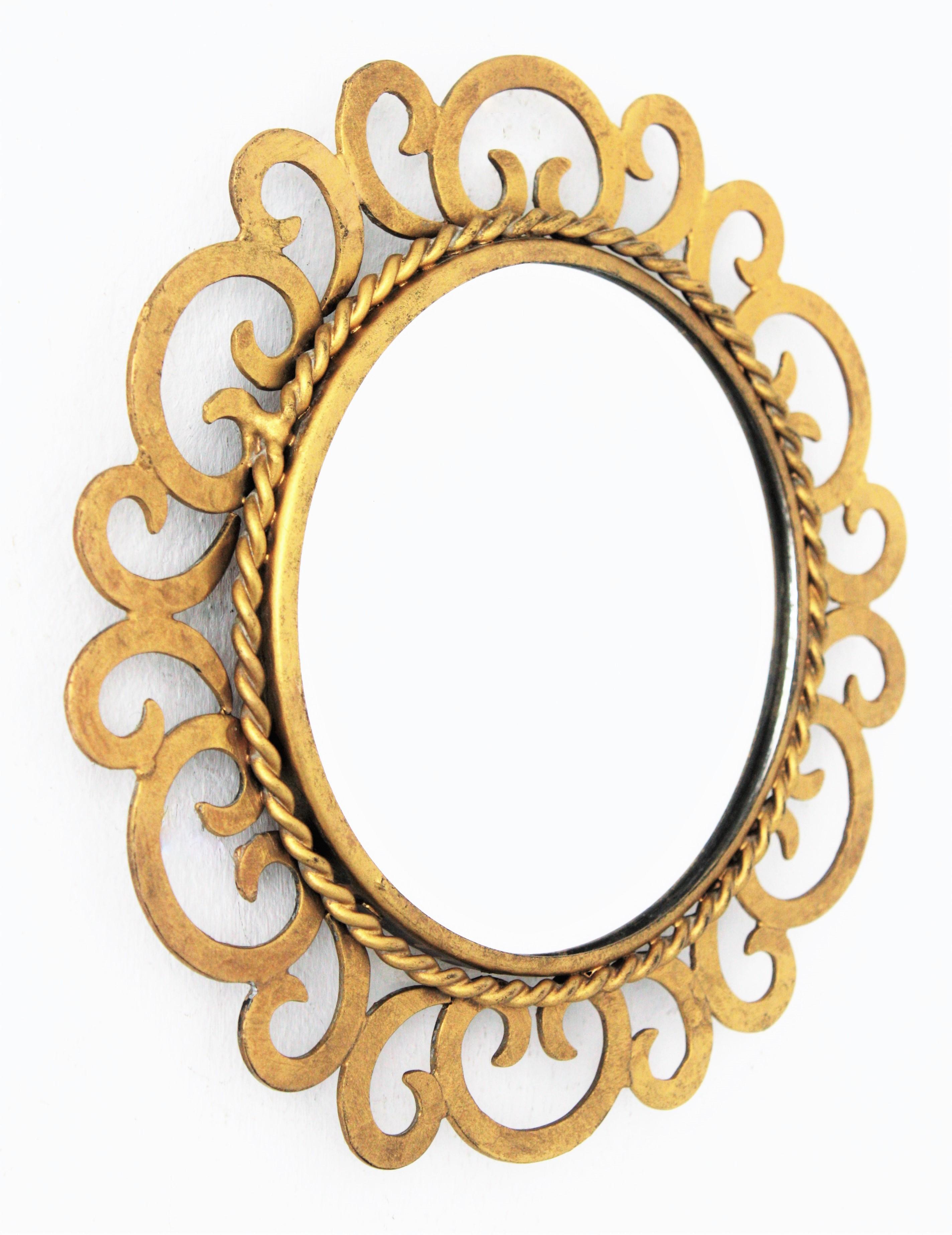 Mini miroir Sunburst avec volutes, fer doré Bon état - En vente à Barcelona, ES