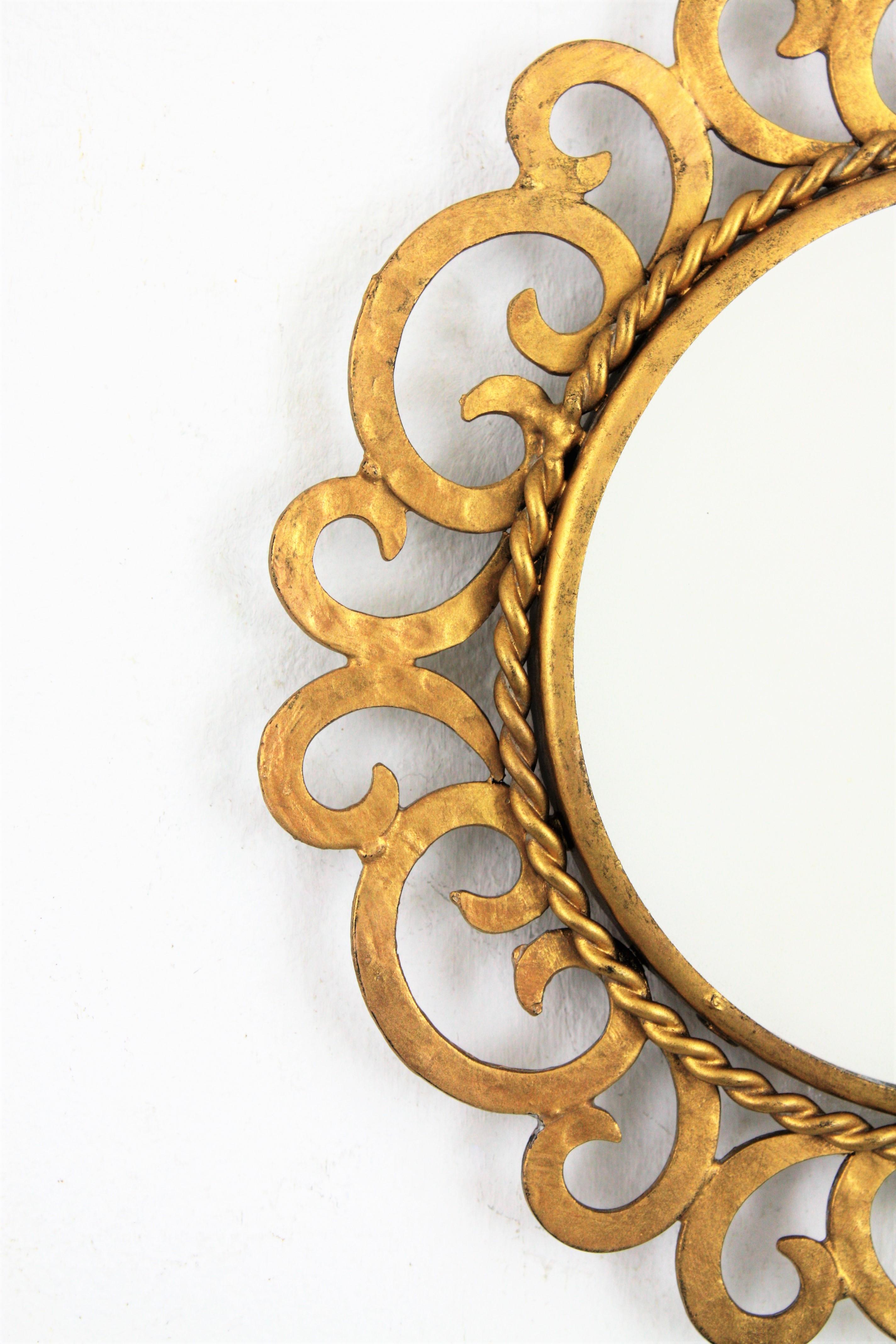 20ième siècle Mini miroir Sunburst avec volutes, fer doré en vente