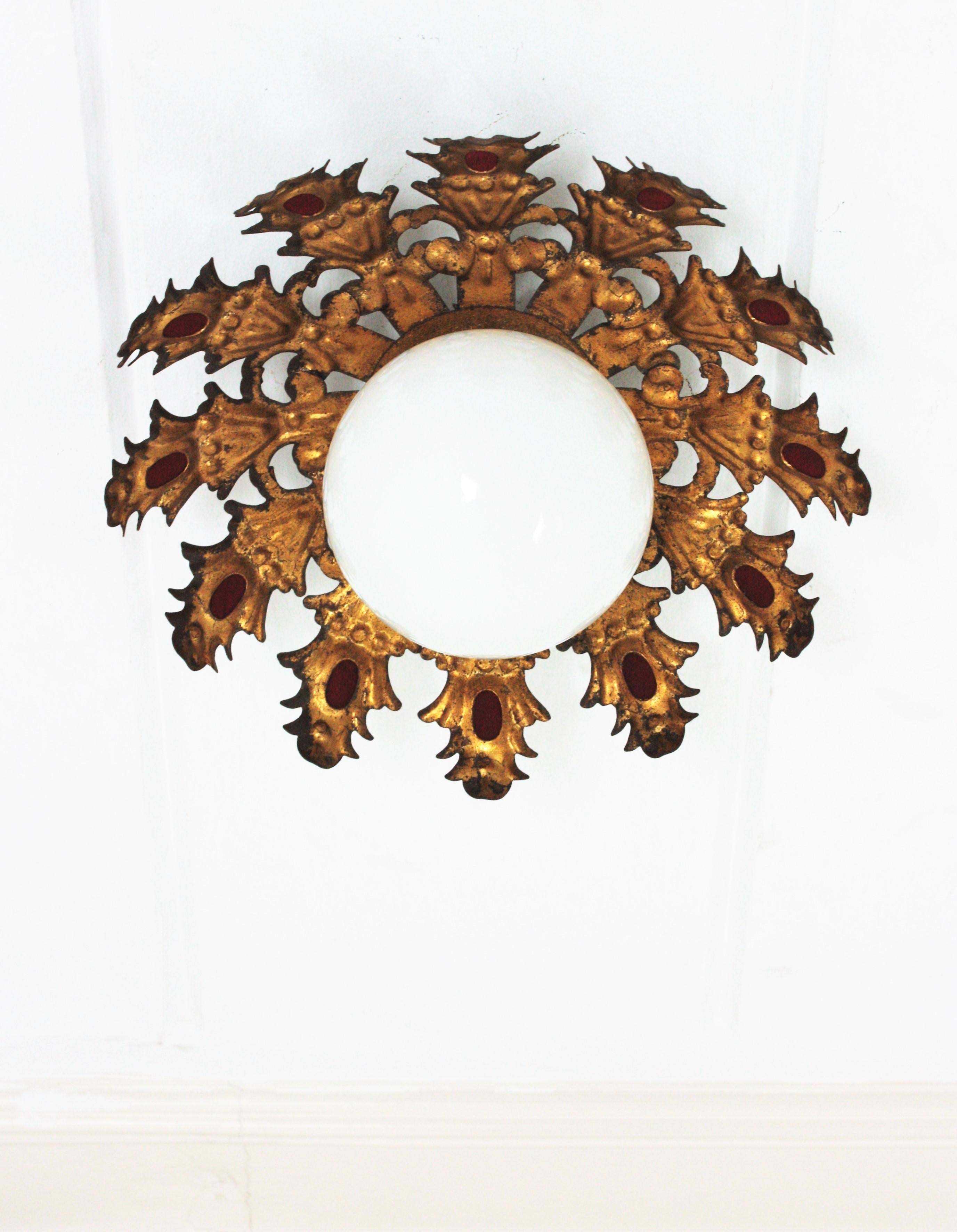 Espagnol Sunburst Flush Mount Light Fixture en fer doré avec globe en verre au lait en vente