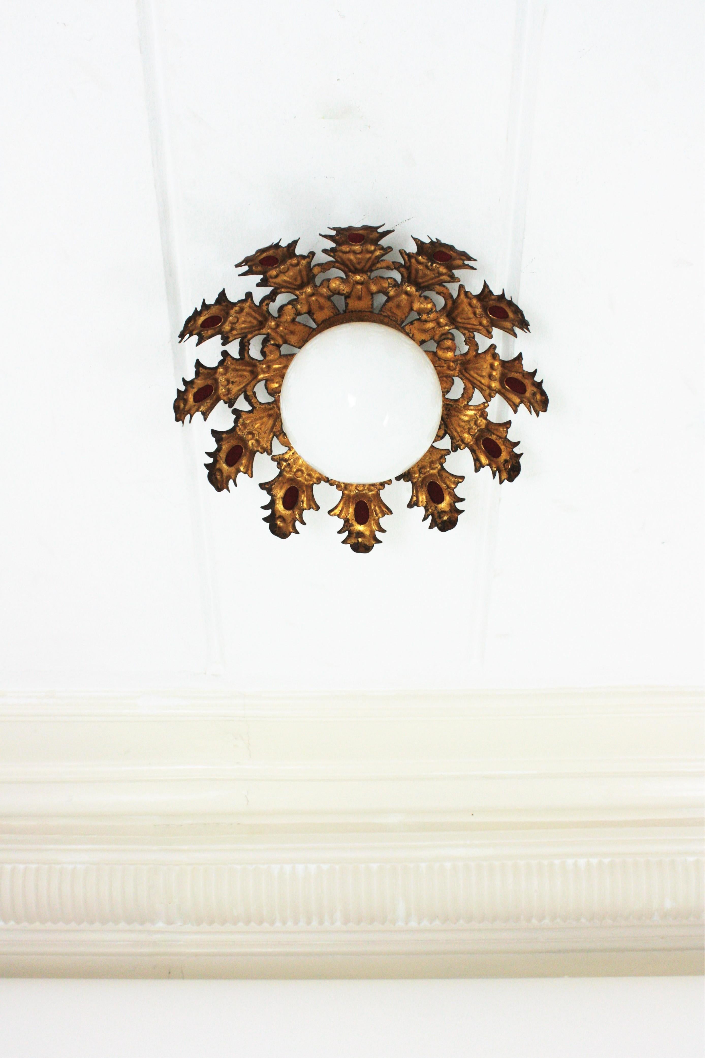 Sunburst Flush Mount Light Fixture en fer doré avec globe en verre au lait Bon état - En vente à Barcelona, ES