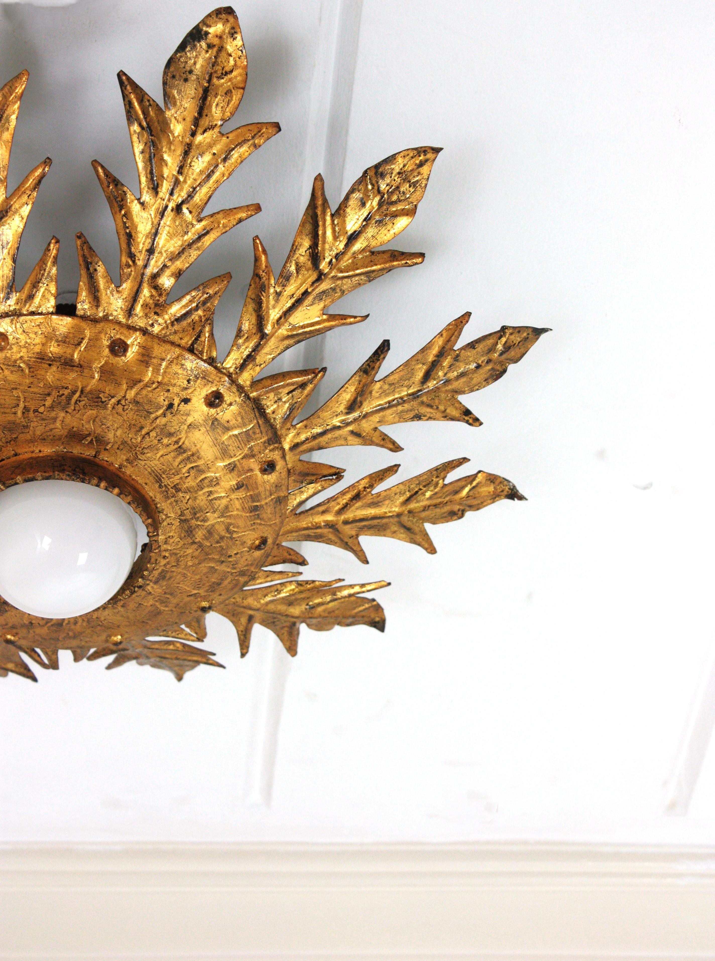Sunburst Flush Mount Light Fixture with Leaves, Gilt Wrought Iron, 1950s im Zustand „Gut“ im Angebot in Barcelona, ES