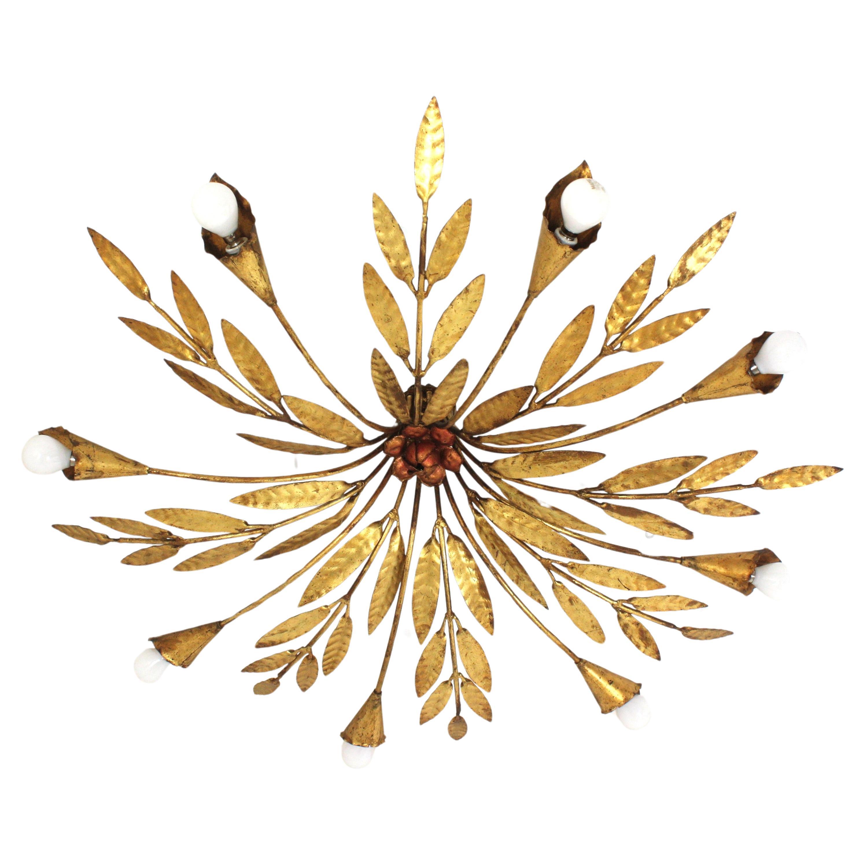 Huge Foliage Sunburst Flush Mount Deckenleuchte aus vergoldetem Eisen, Ferro Art, 1950s
Extra großes Format (37  Zoll Durchmesser)
8 Lichter.
Diese 8-flammige Deckenleuchte zeichnet sich durch ein Ineinandergreifen von Zweigen in Starburst-Anordnung