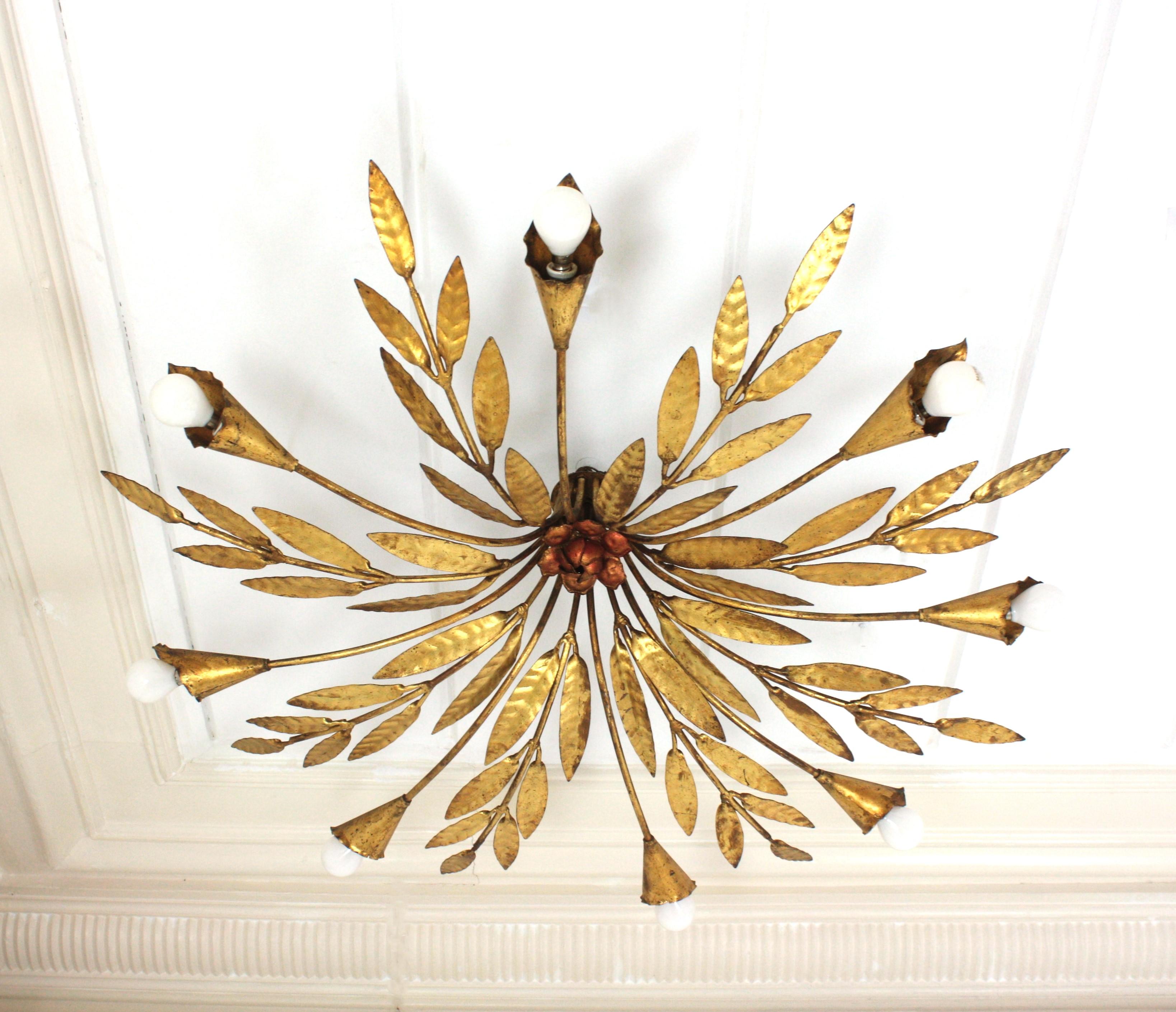 Sunburst Foliage-Deckenleuchte aus vergoldetem Eisen mit Blumendetails, 8 Lights (Brutalismus) im Angebot