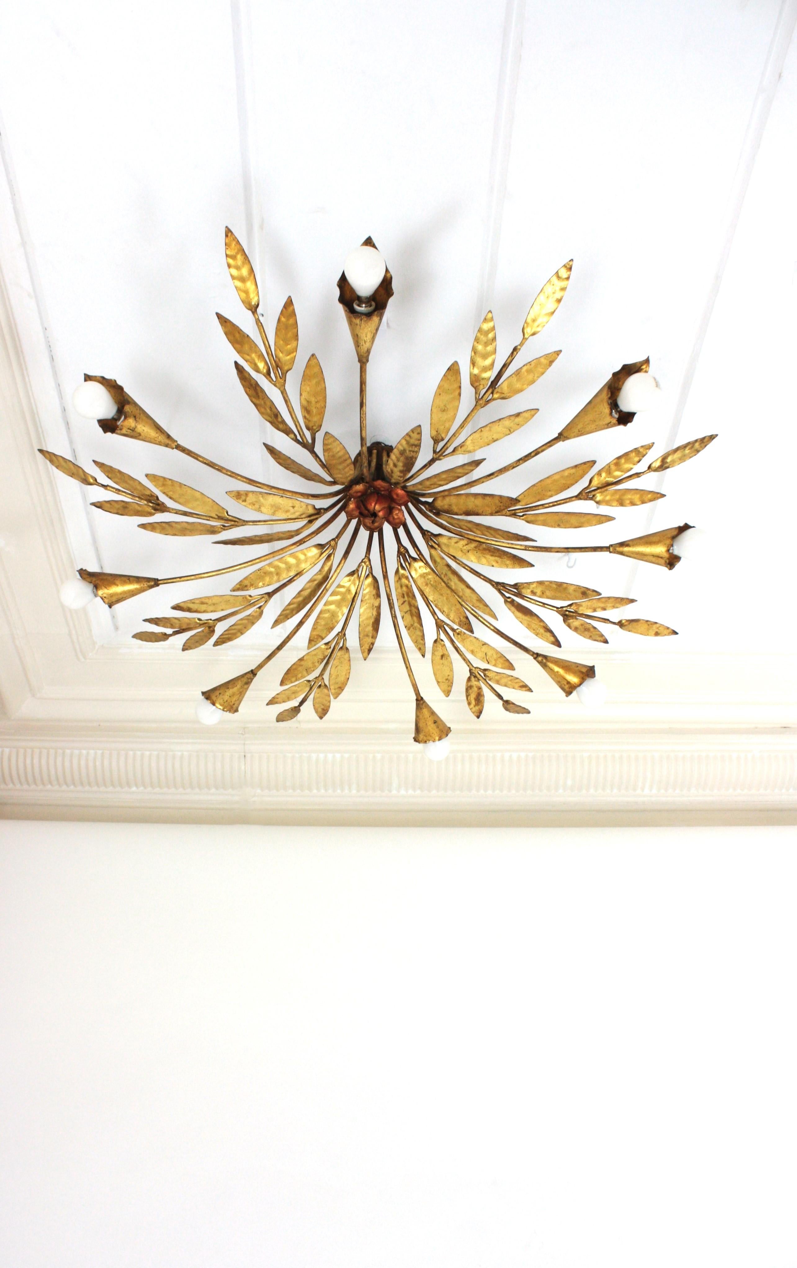Sunburst Foliage-Deckenleuchte aus vergoldetem Eisen mit Blumendetails, 8 Lights (Spanisch) im Angebot