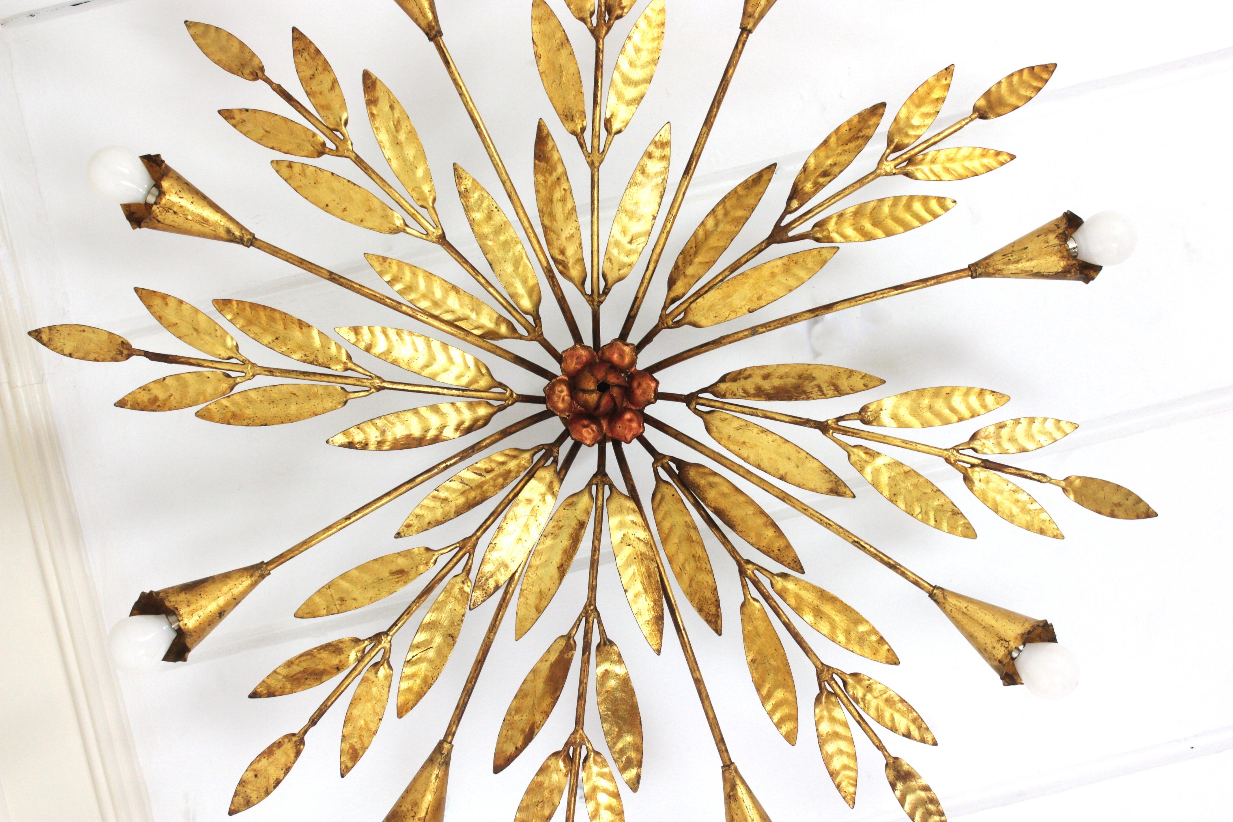 Sunburst Foliage-Deckenleuchte aus vergoldetem Eisen mit Blumendetails, 8 Lights (Gehämmert) im Angebot