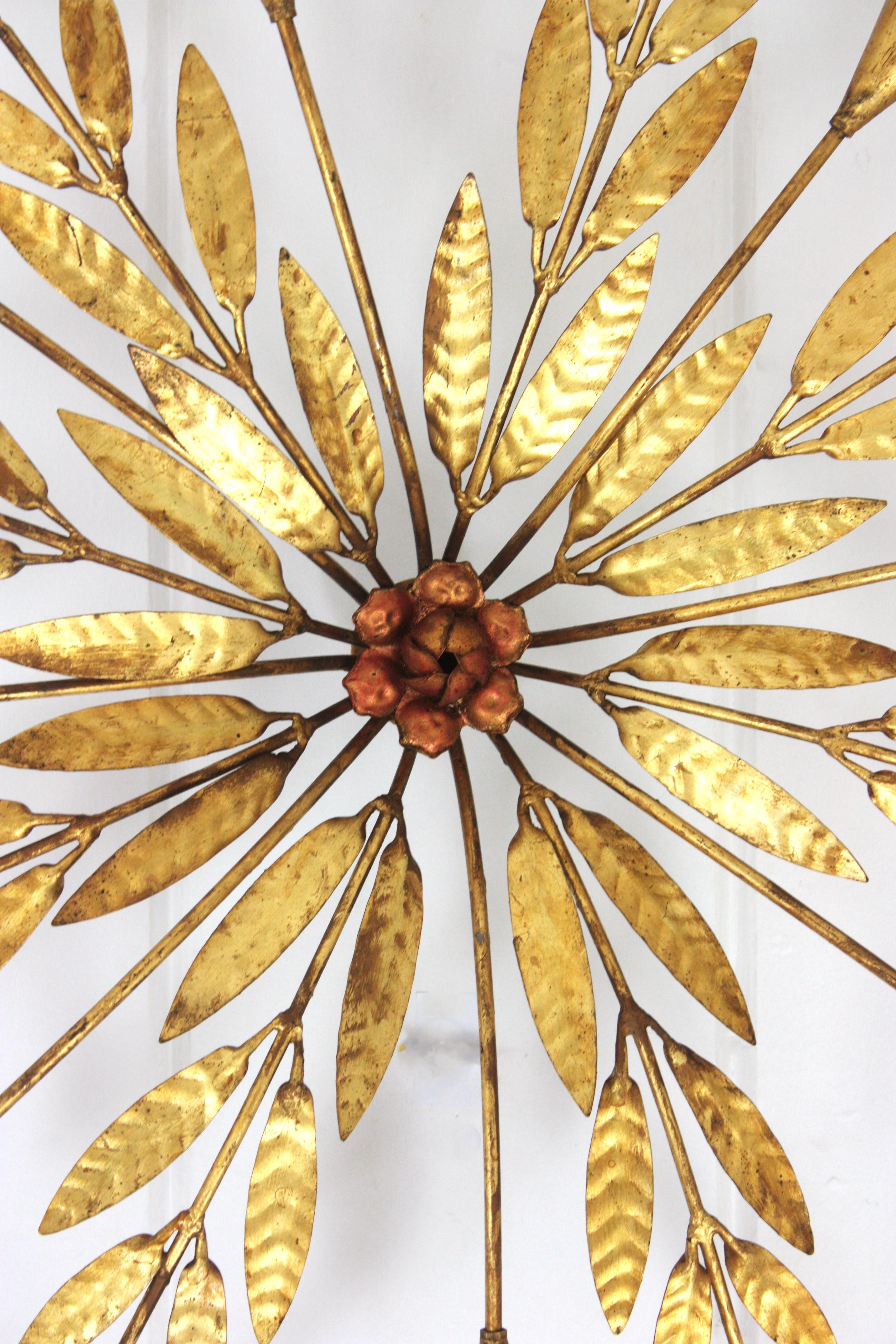 Sunburst Foliage-Deckenleuchte aus vergoldetem Eisen mit Blumendetails, 8 Lights im Zustand „Gut“ im Angebot in Barcelona, ES