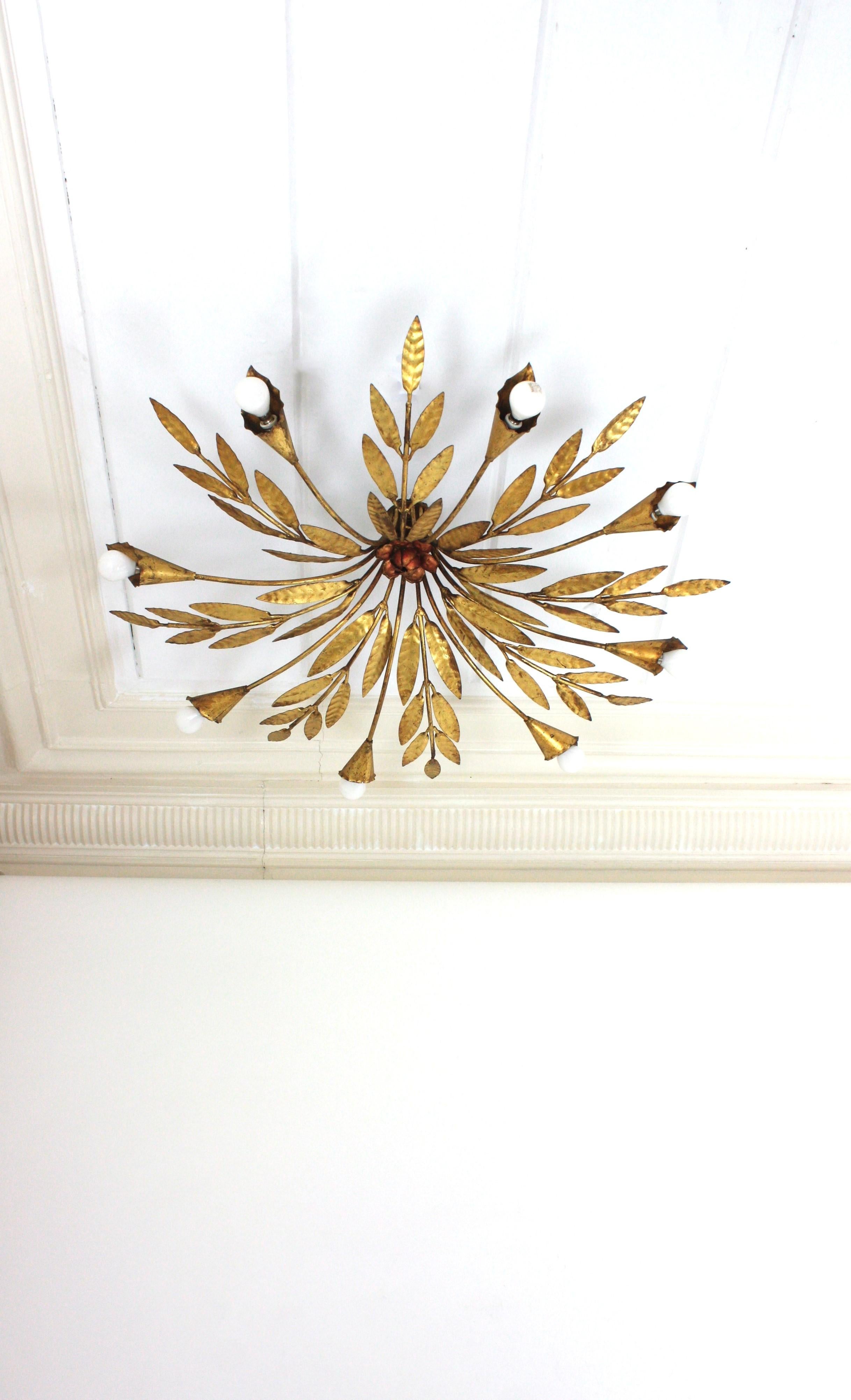 Sunburst Foliage-Deckenleuchte aus vergoldetem Eisen mit Blumendetails, 8 Lights (20. Jahrhundert) im Angebot