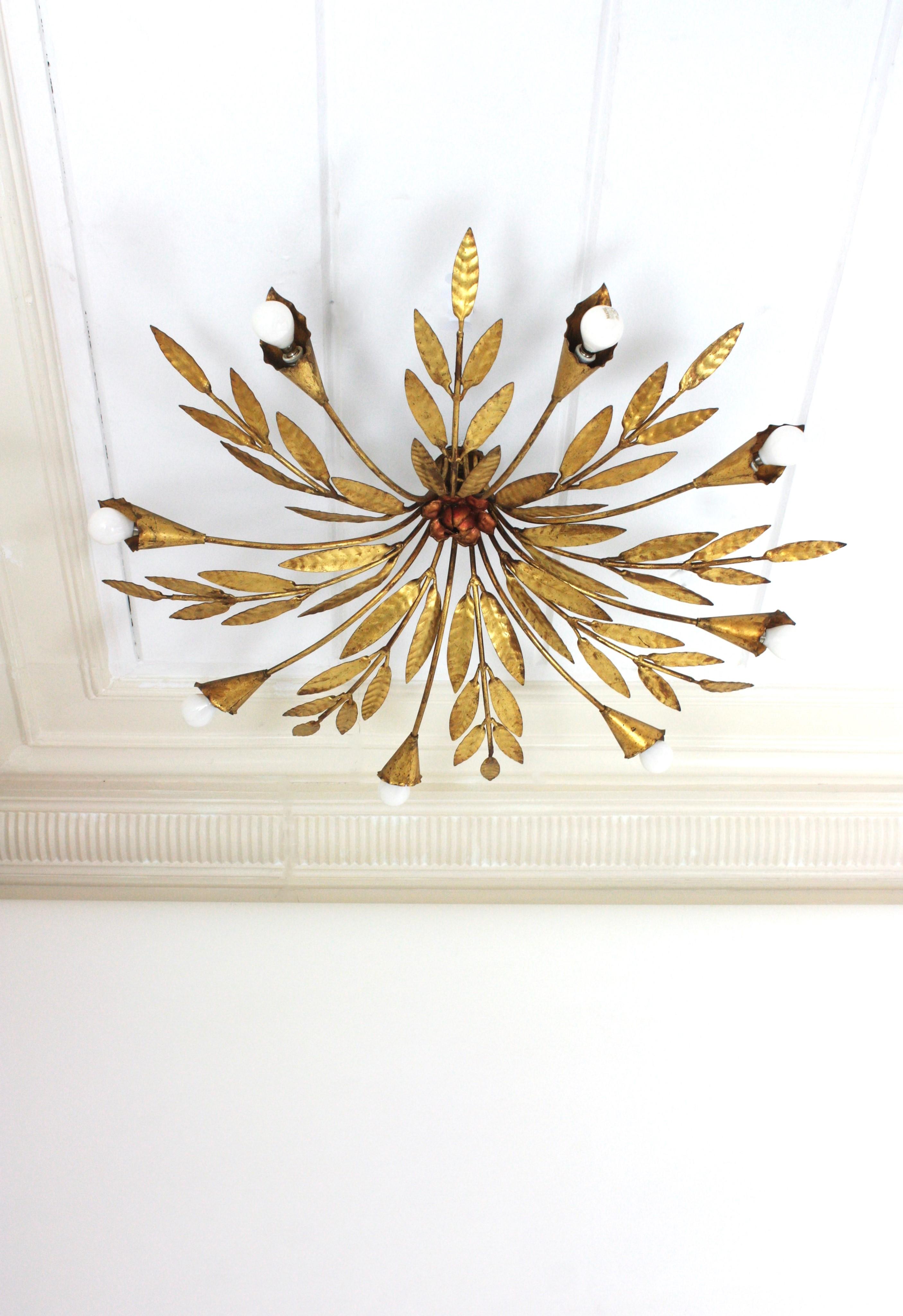 Sunburst Foliage-Deckenleuchte aus vergoldetem Eisen mit Blumendetails, 8 Lights (Metall) im Angebot
