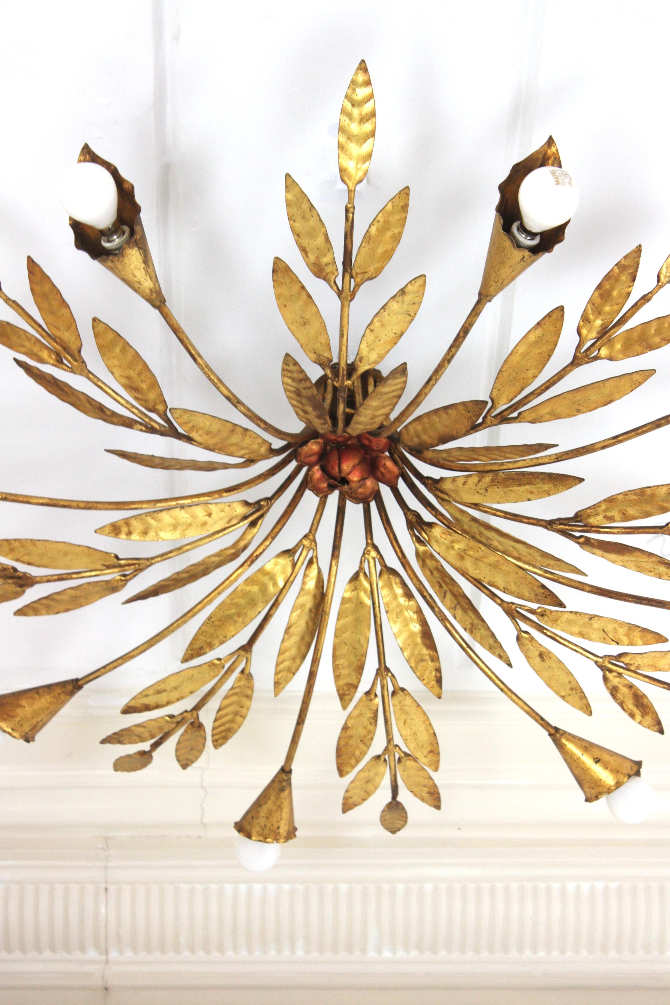 Sunburst Foliage-Deckenleuchte aus vergoldetem Eisen mit Blumendetails, 8 Lights im Angebot 1