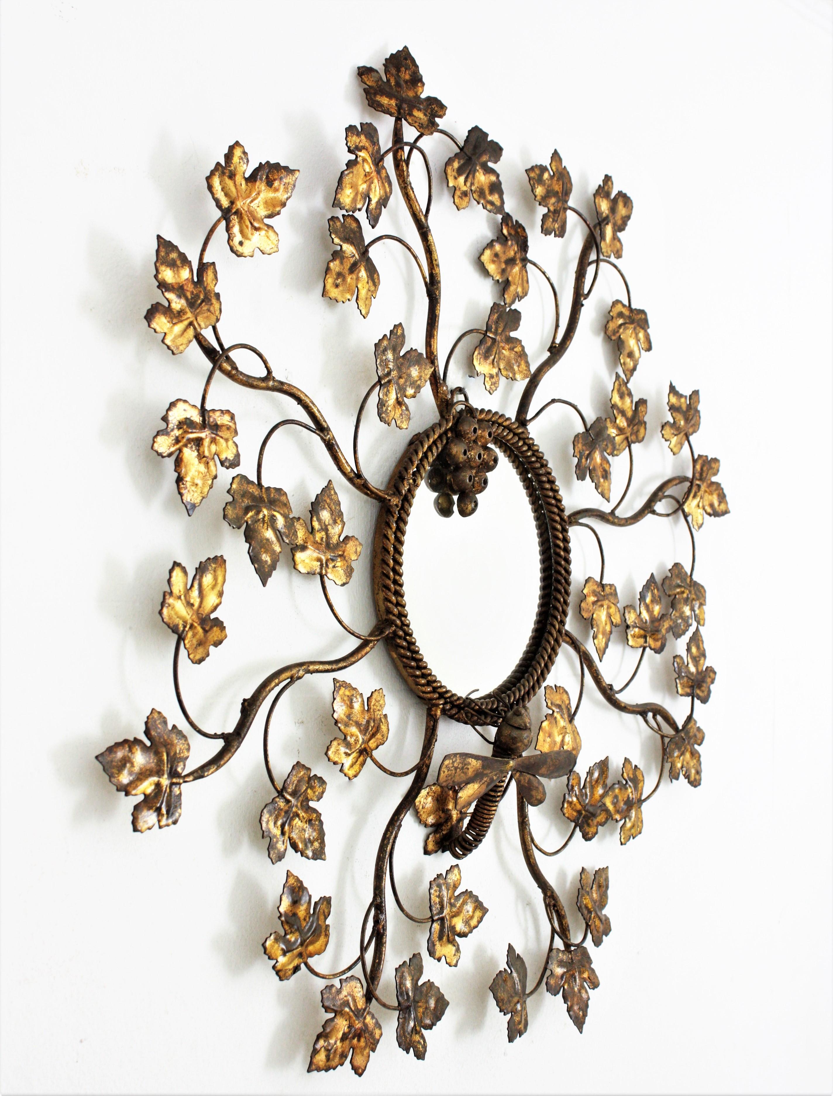 Français Miroir à feuillage en fer doré avec motif de mouche dragon, années 1950 en vente