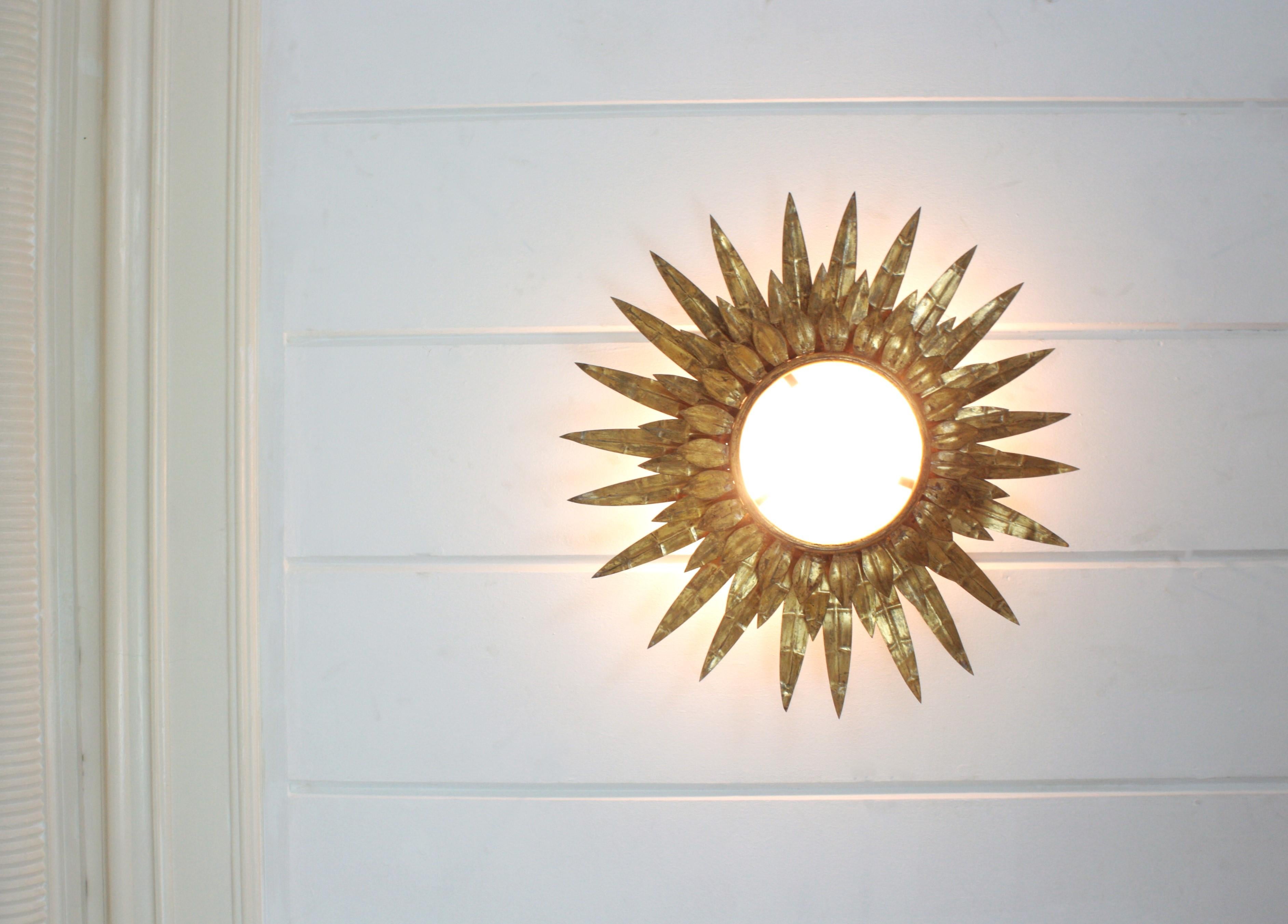 Lámpara de techo de triple capa de follaje Sunburst en hierro dorado, años 50 en venta 2