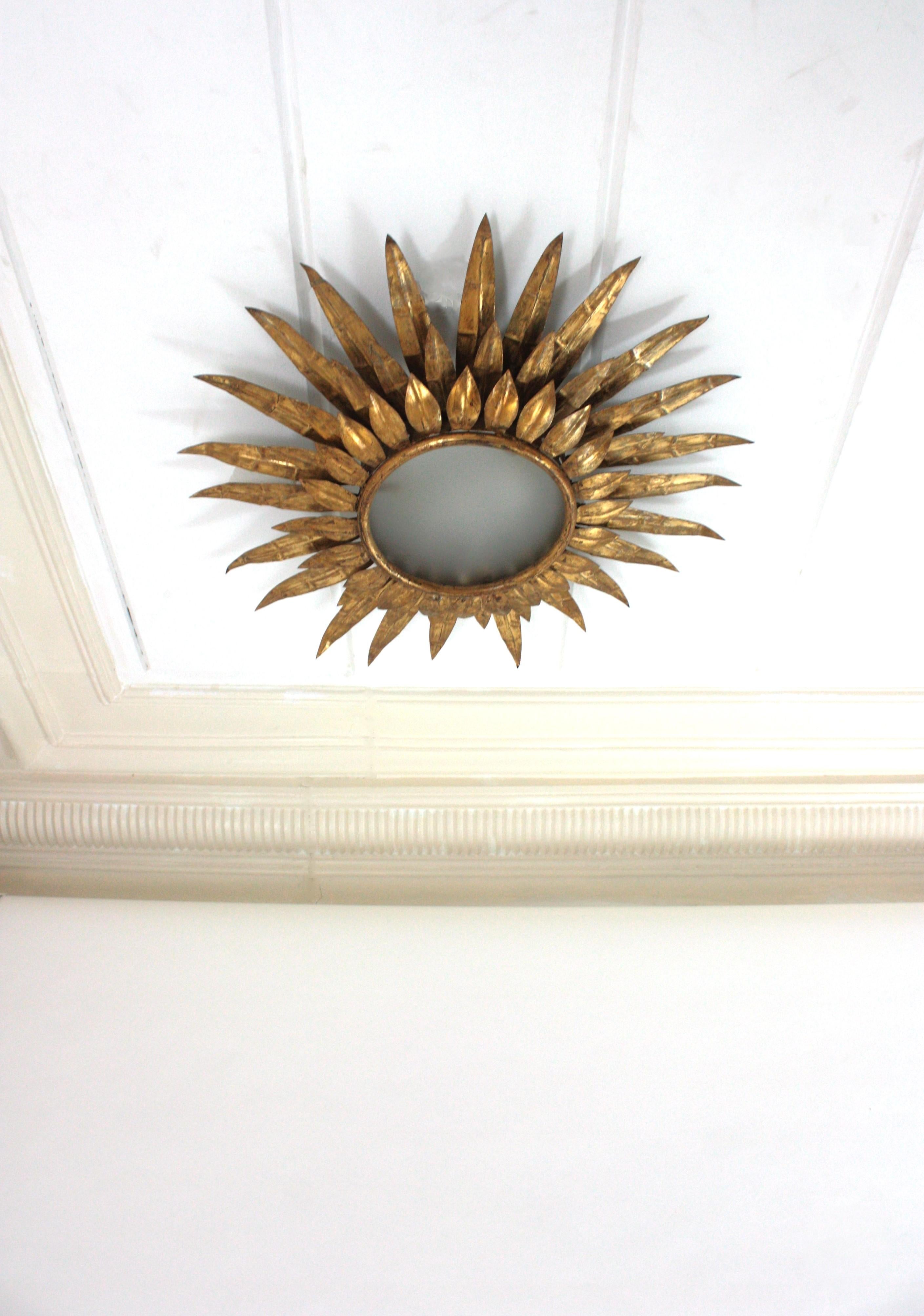 Lámpara de techo de triple capa de follaje Sunburst en hierro dorado, años 50 en venta 3