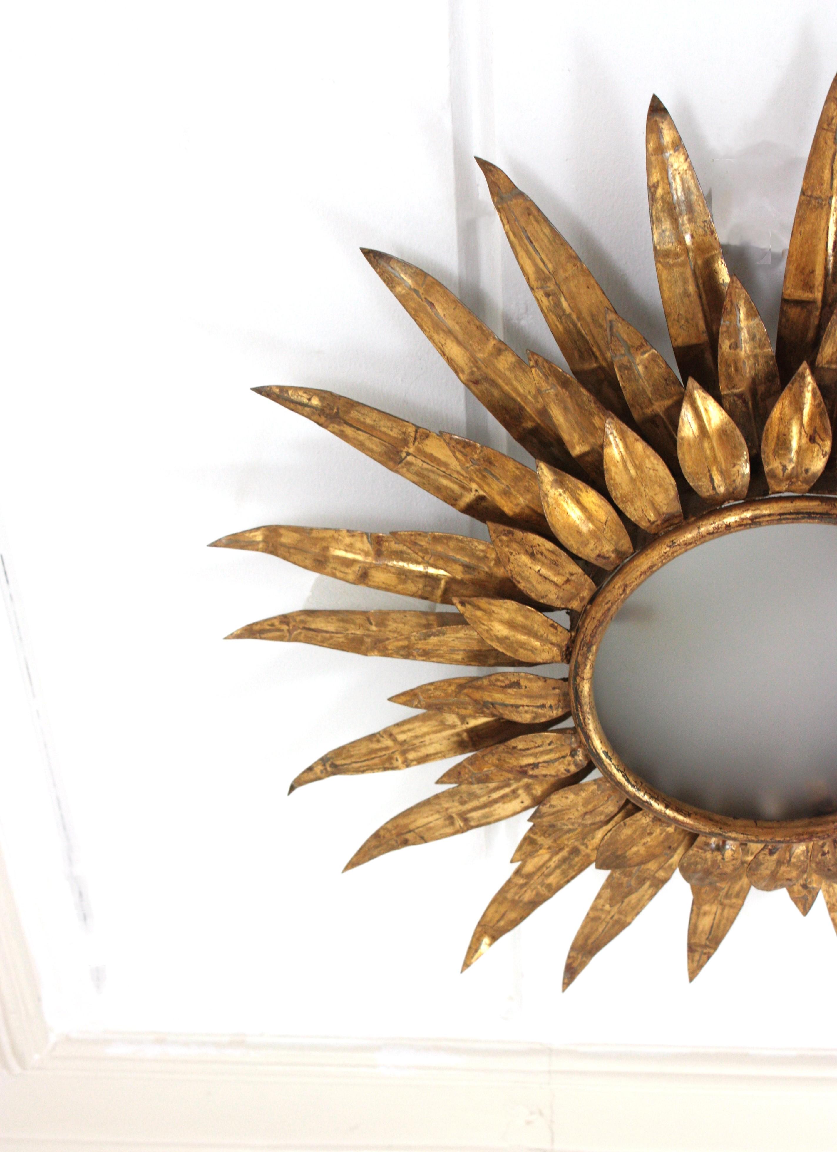 Lámpara de techo de triple capa de follaje Sunburst en hierro dorado, años 50 en venta 4