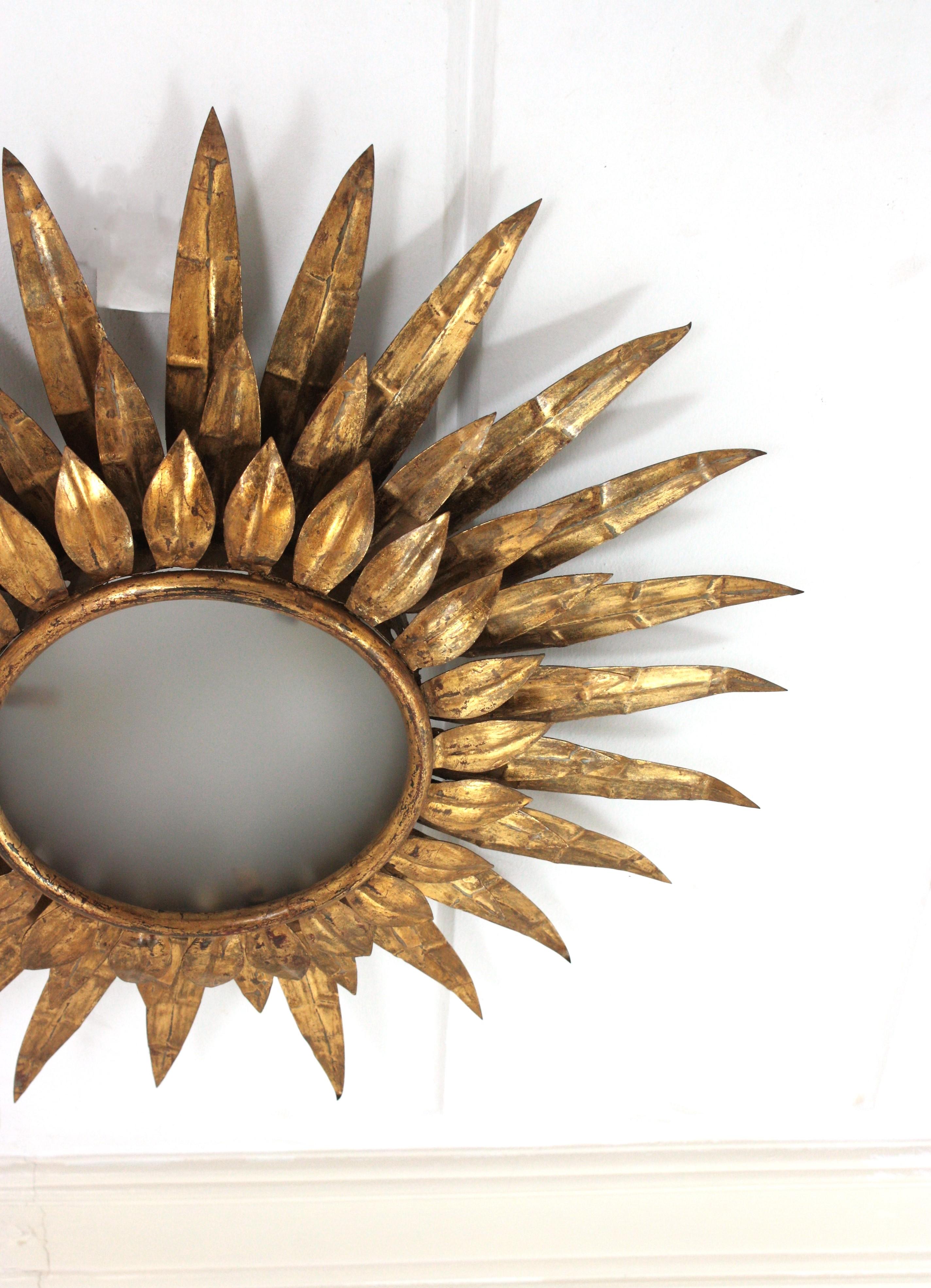 Lámpara de techo de triple capa de follaje Sunburst en hierro dorado, años 50 en venta 5