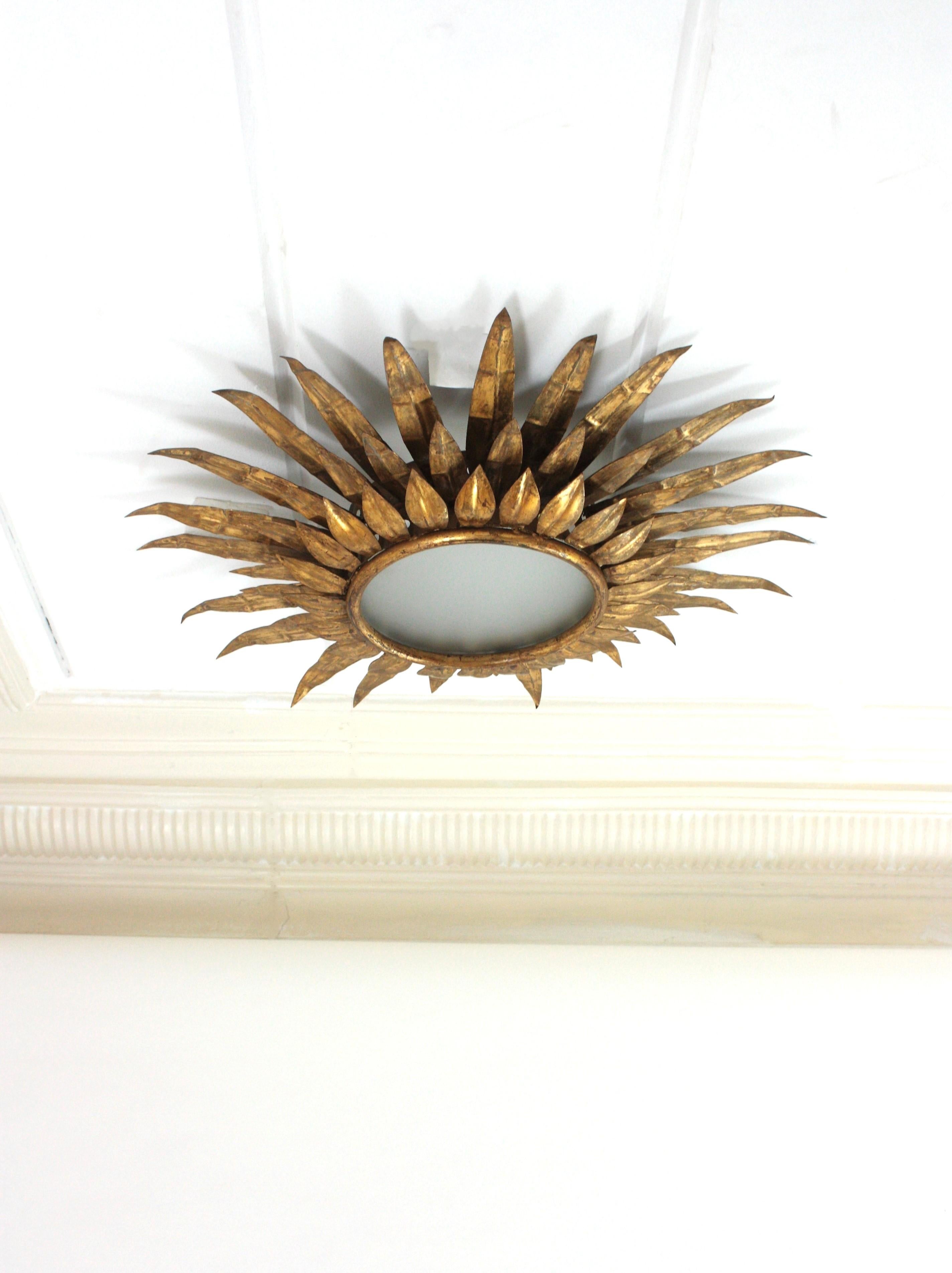 Lámpara de techo de triple capa de follaje Sunburst en hierro dorado, años 50 en venta 6