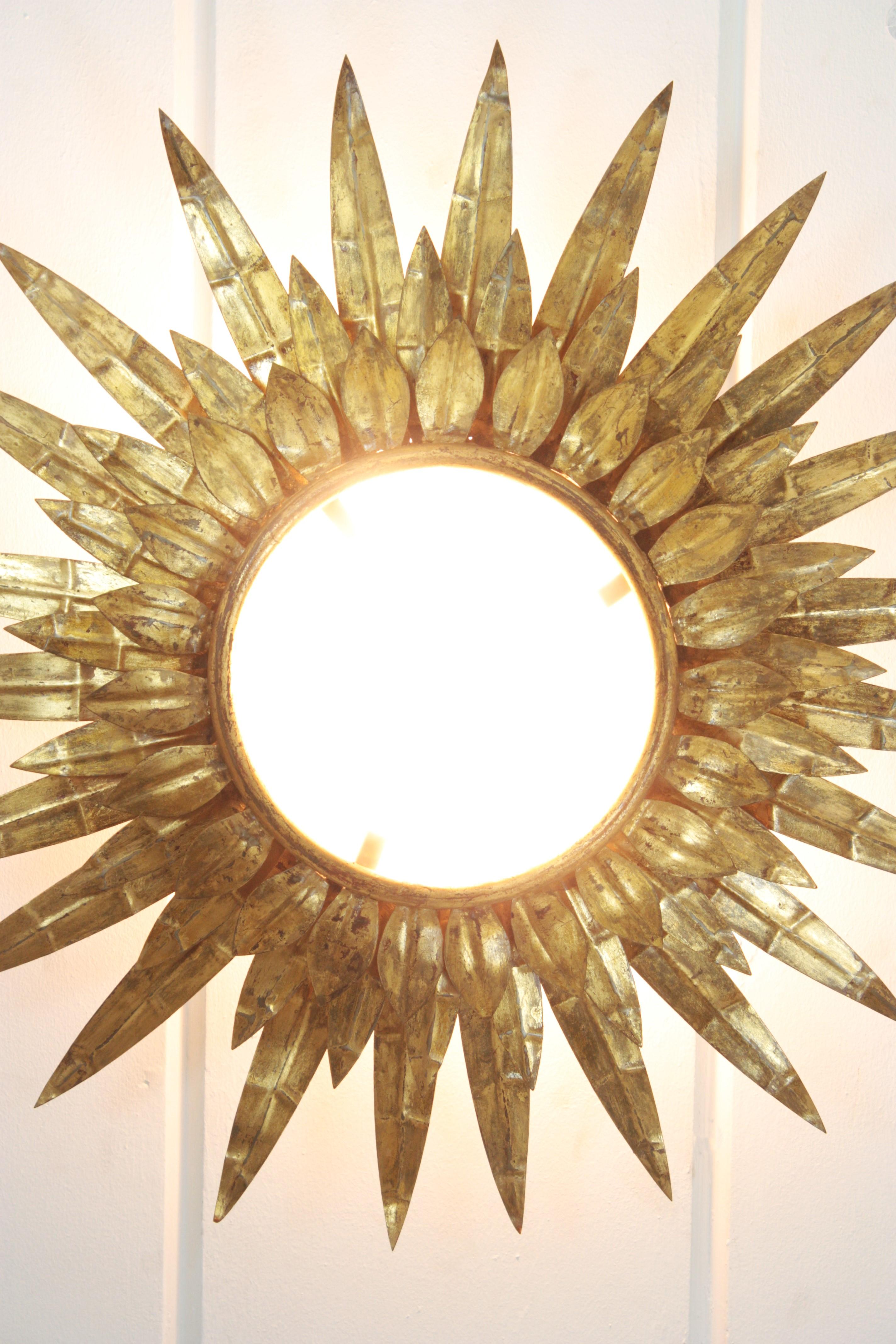 Lámpara de techo de triple capa de follaje Sunburst en hierro dorado, años 50 en venta 7