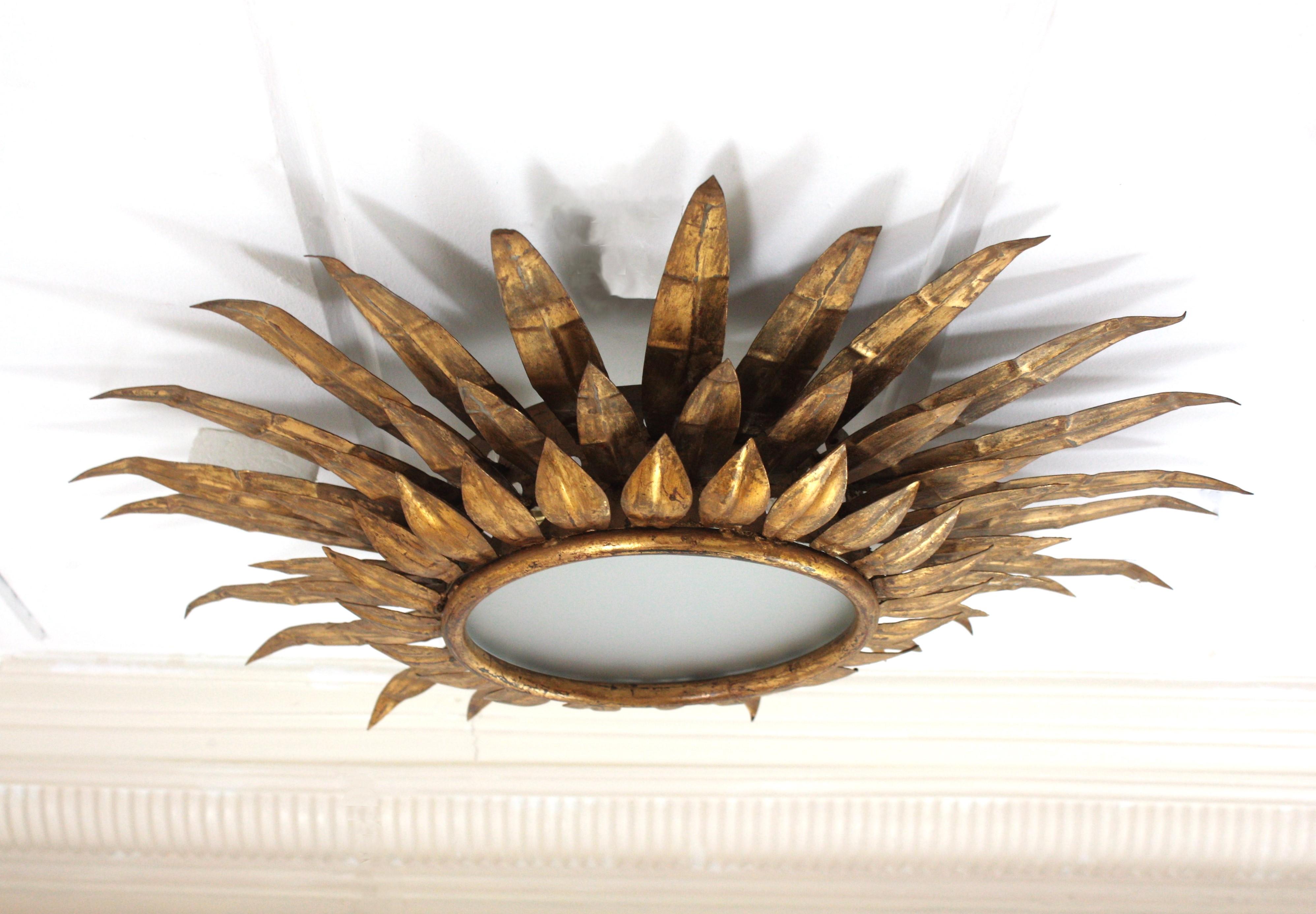 Lámpara de techo de triple capa de follaje Sunburst en hierro dorado, años 50 en venta 8