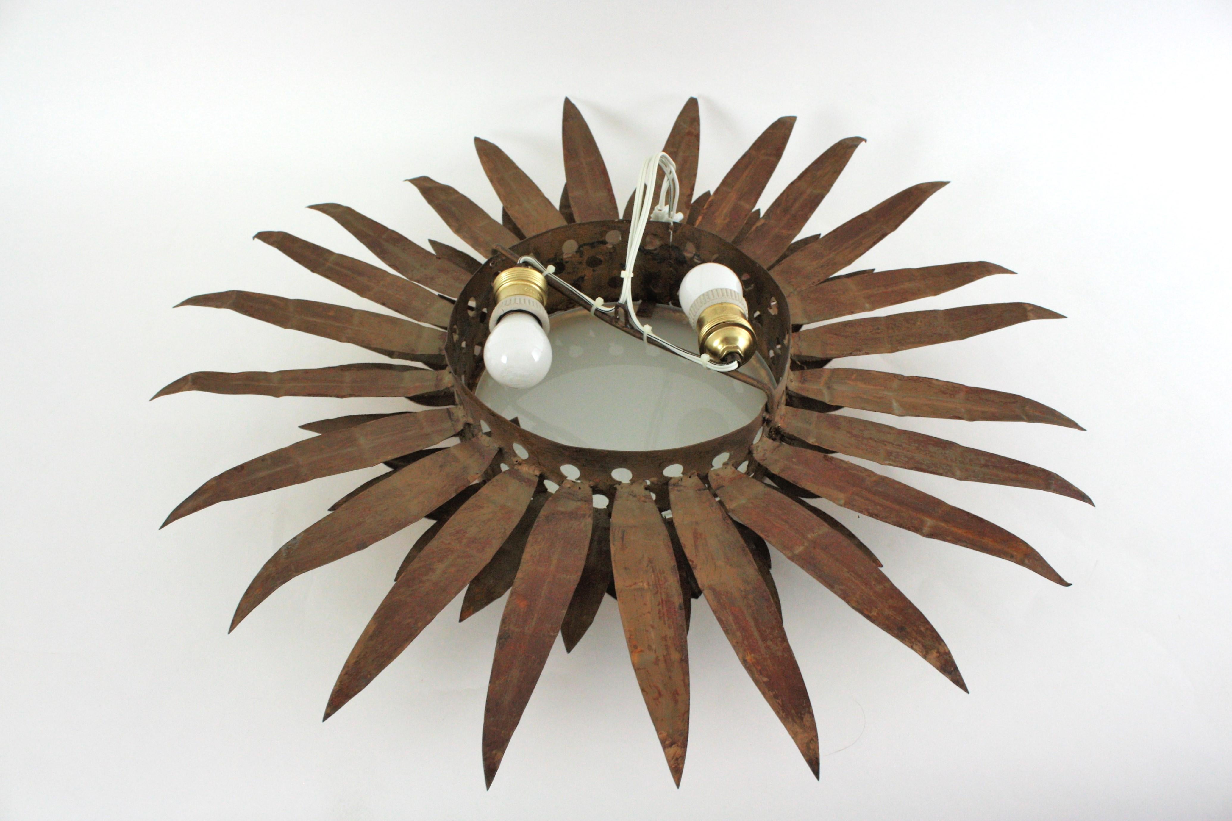 Lámpara de techo de triple capa de follaje Sunburst en hierro dorado, años 50 en venta 9