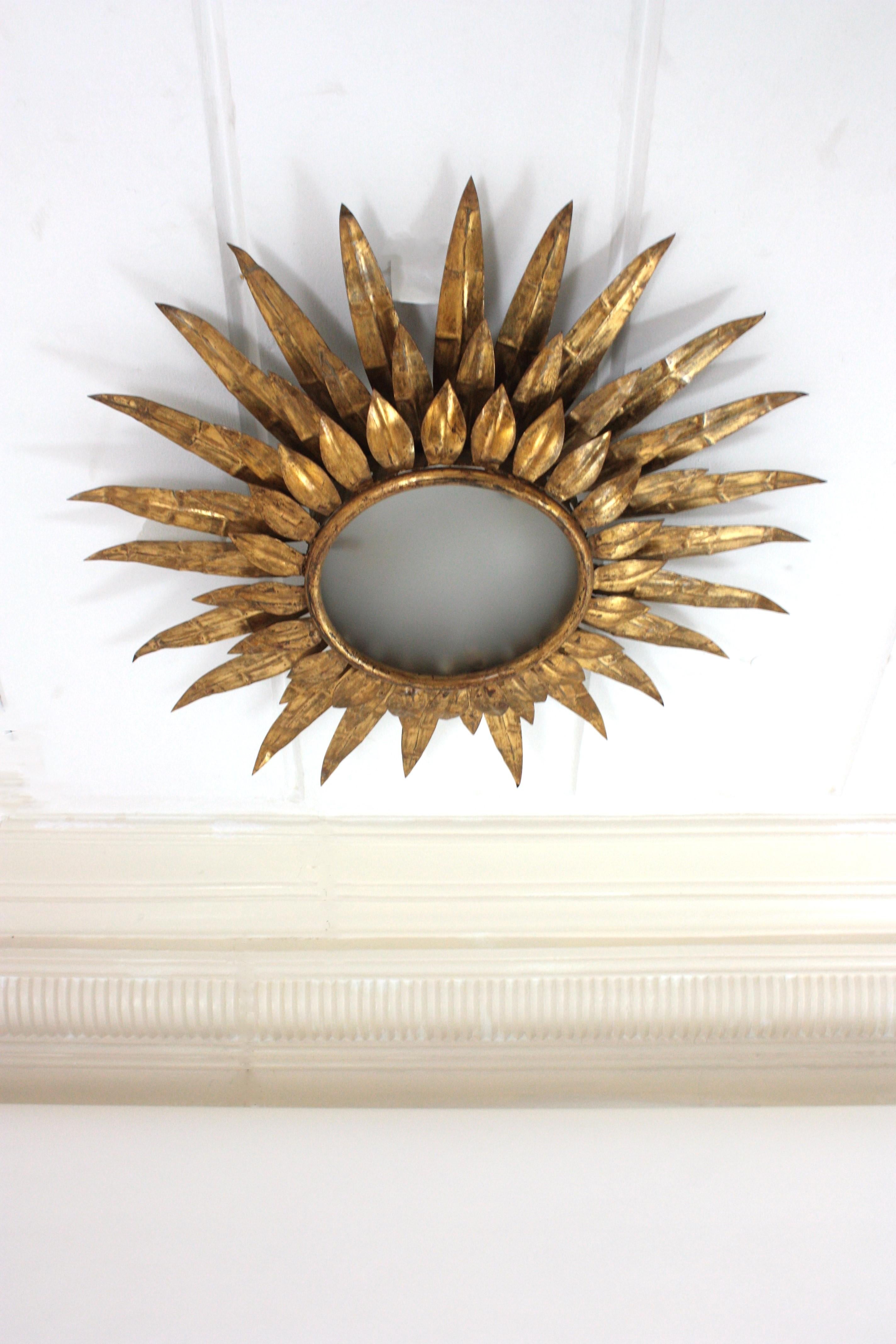 Lámpara de techo de triple capa de follaje Sunburst en hierro dorado, años 50 Moderno de mediados de siglo en venta