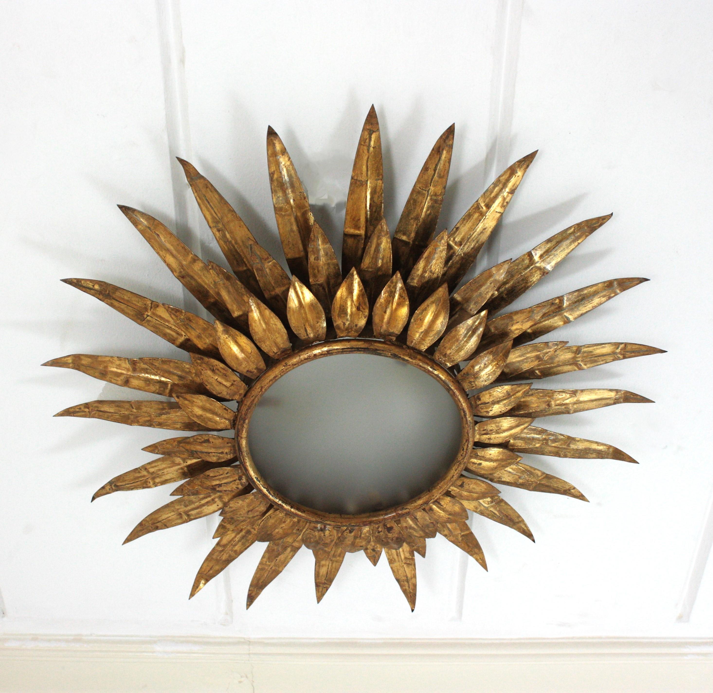 Lámpara de techo de triple capa de follaje Sunburst en hierro dorado, años 50 Escarchado en venta