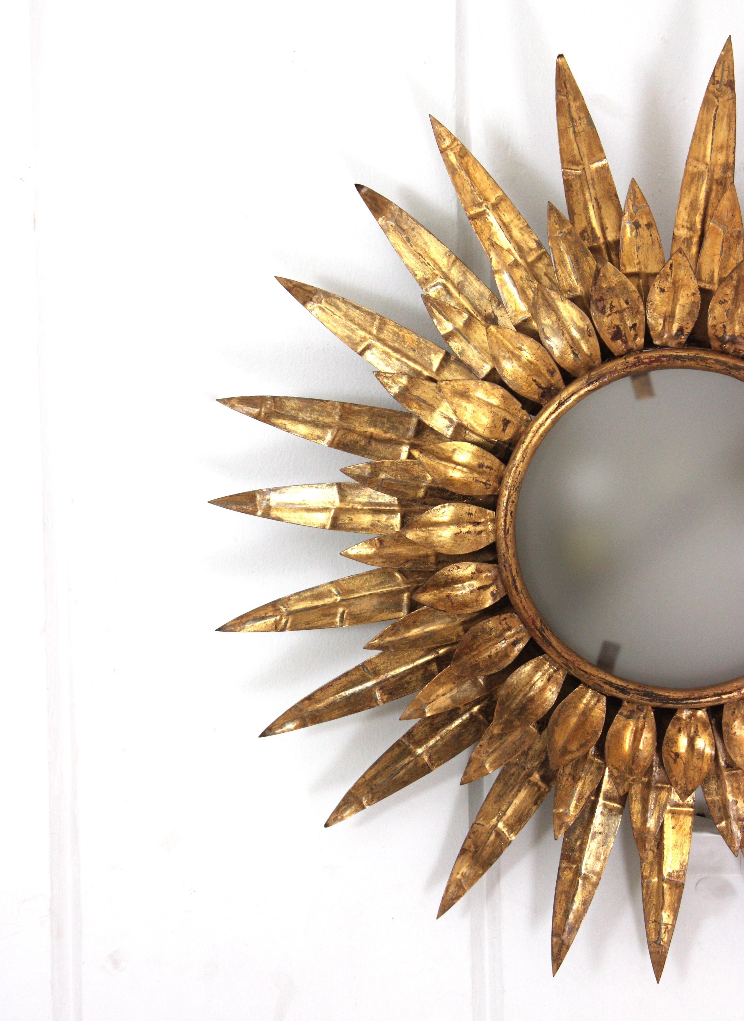 Lámpara de techo de triple capa de follaje Sunburst en hierro dorado, años 50 siglo XX en venta