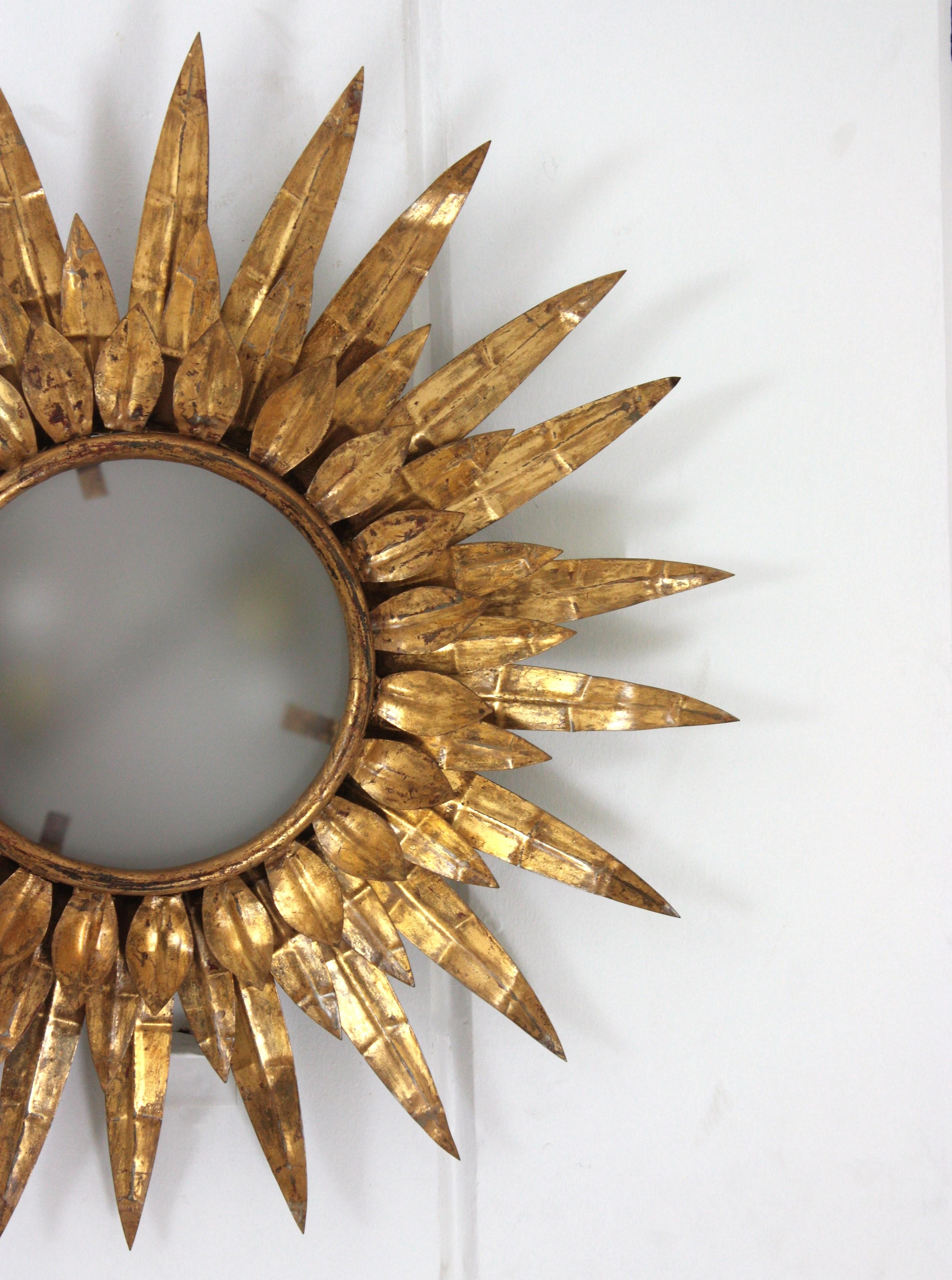 Lámpara de techo de triple capa de follaje Sunburst en hierro dorado, años 50 Vidrio en venta