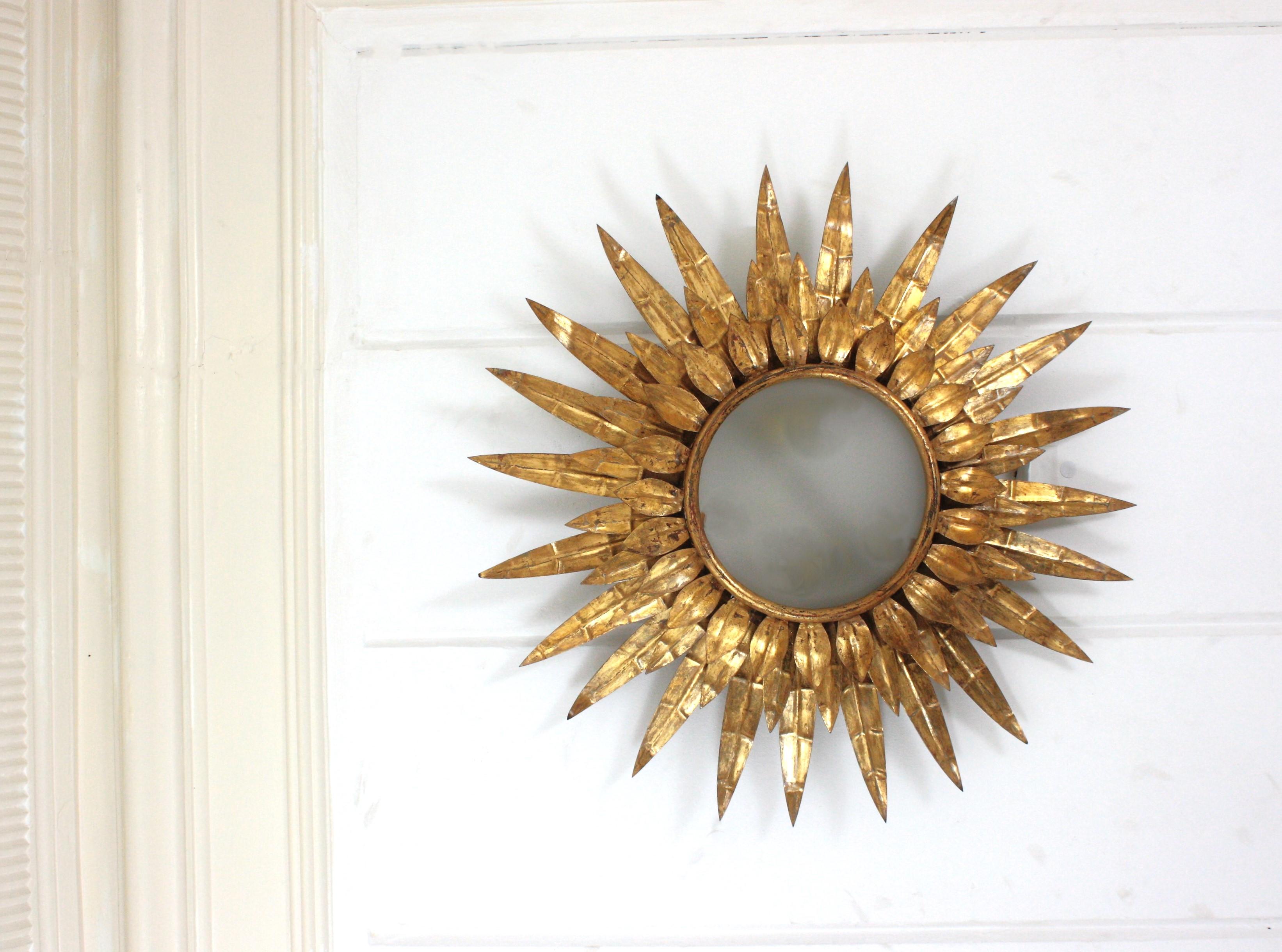 Lámpara de techo de triple capa de follaje Sunburst en hierro dorado, años 50 en venta 1