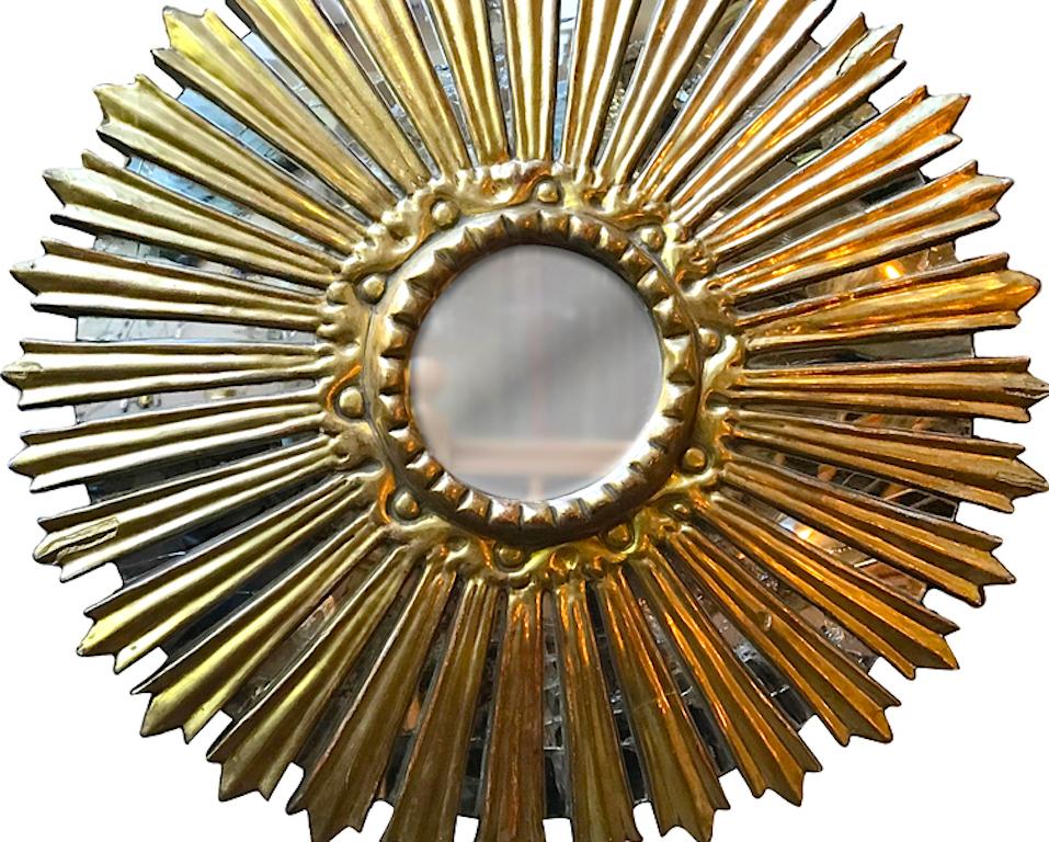 Doré Miroir en bois doré Sunburst en vente