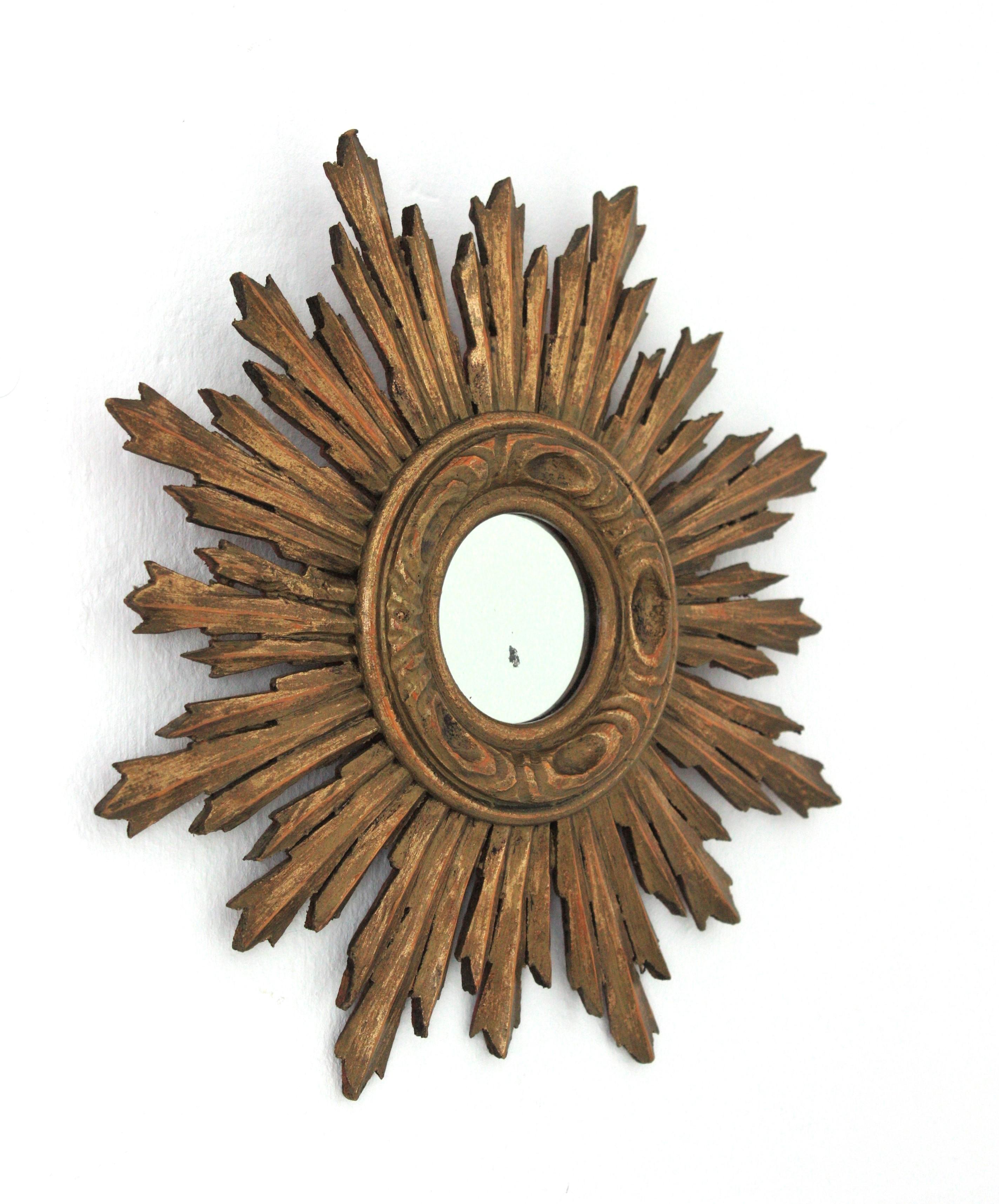 Sunburst Giltwood Mirror in Small Scale, Spanish Baroque  In Good Condition For Sale In Barcelona, ES