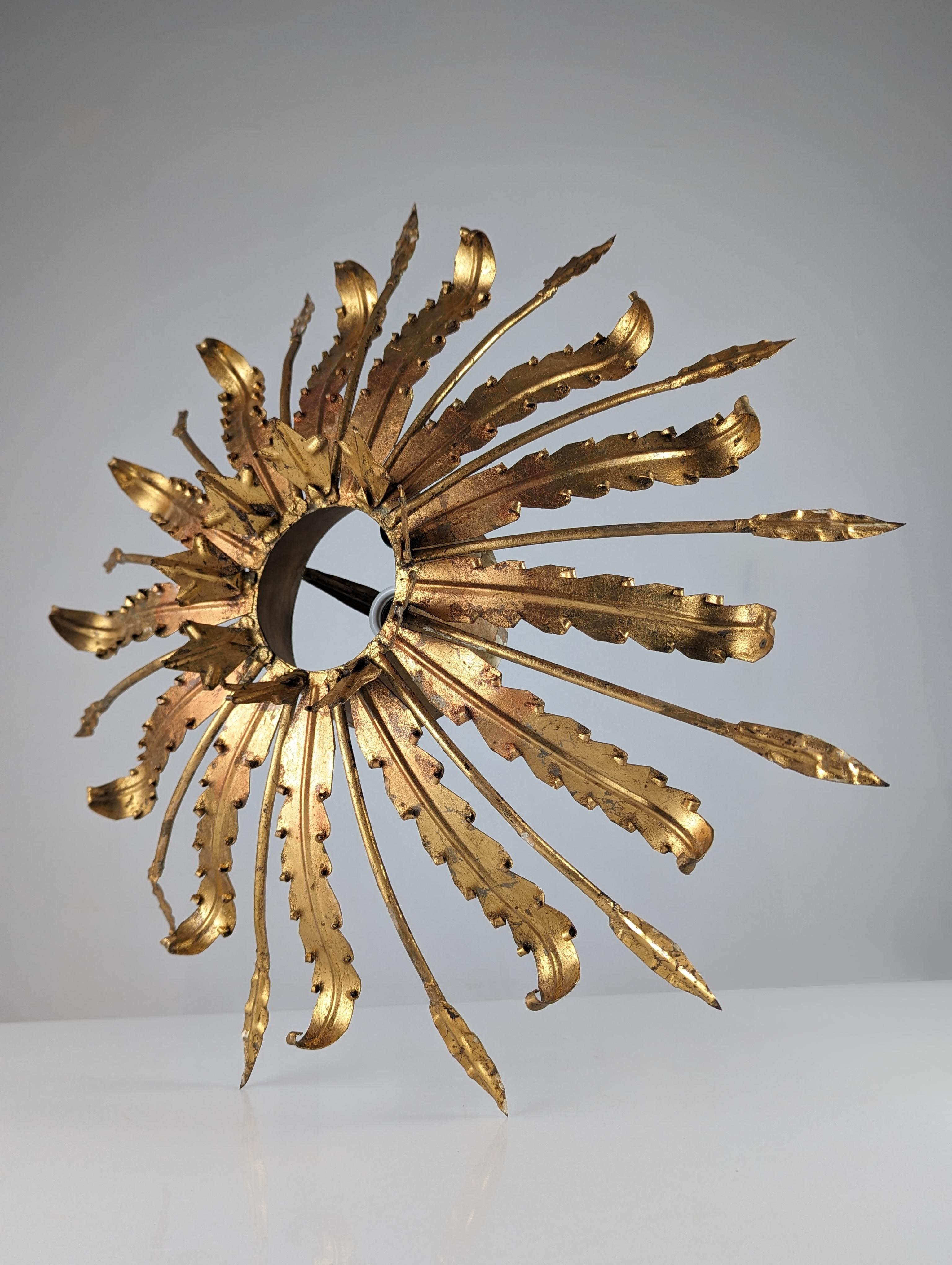 Sunburst Lampe Vergoldete Eisenblätter (20. Jahrhundert) im Angebot