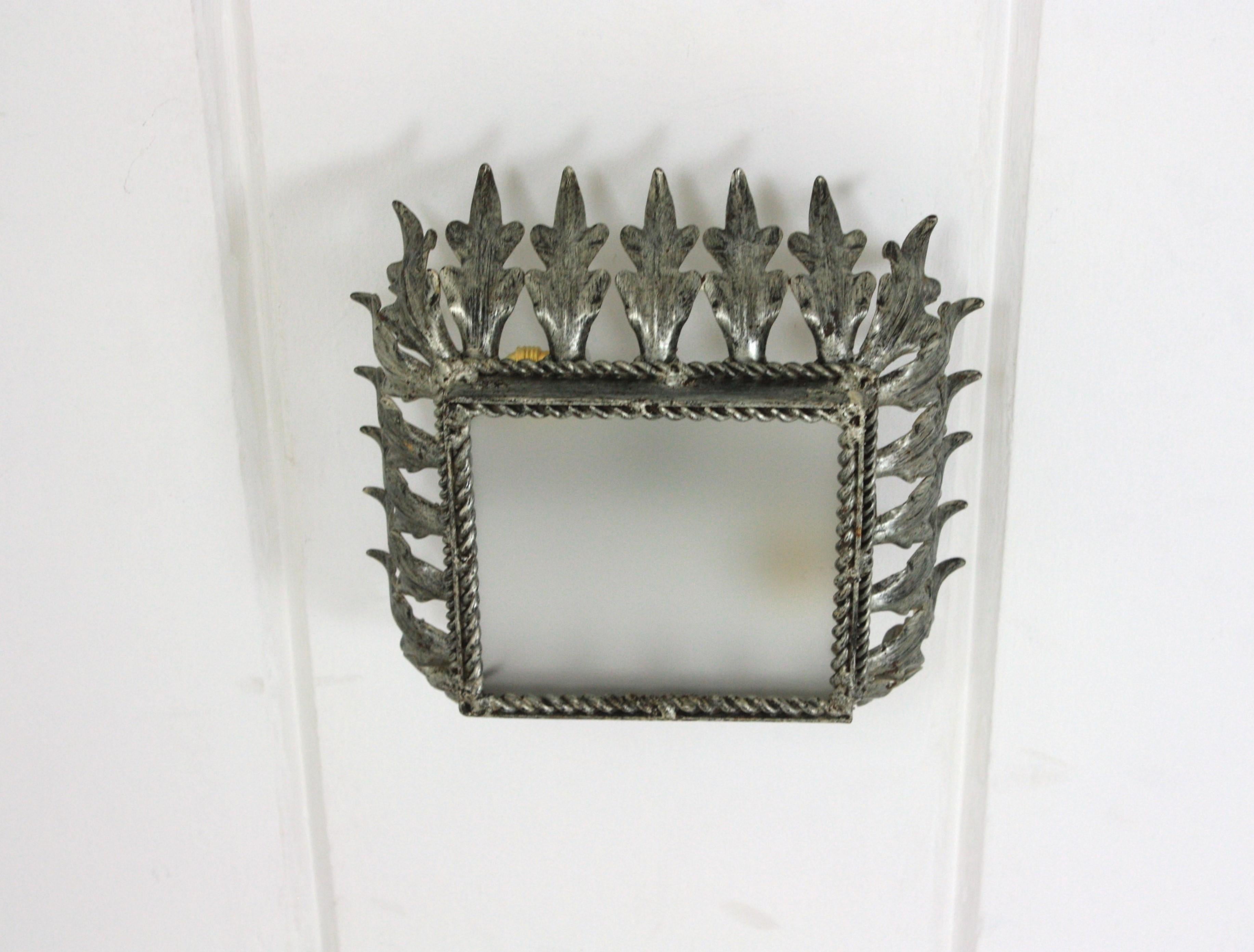 Plafoniera Sunburst Leafed Crown, ferro argentato e vetro smerigliato in vendita 4