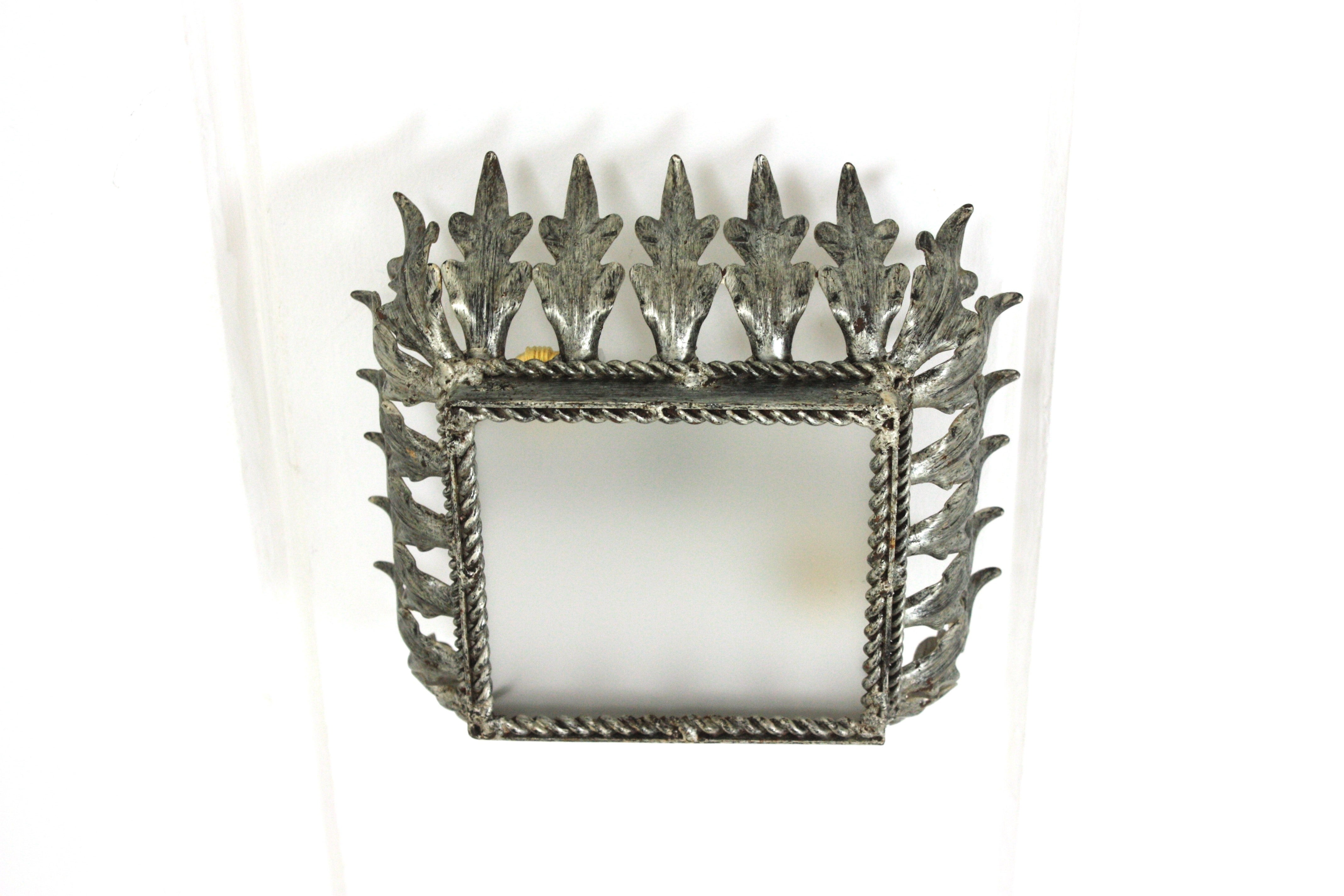 Foglia a raggiera  da incasso con doratura in foglia d'argento e paralume in vetro smerigliato. Spagna, anni '50.
Il pannello a forma di fogliame quadrato sostiene il paralume in vetro smerigliato. Il vetro centrale è circondato da una corda di